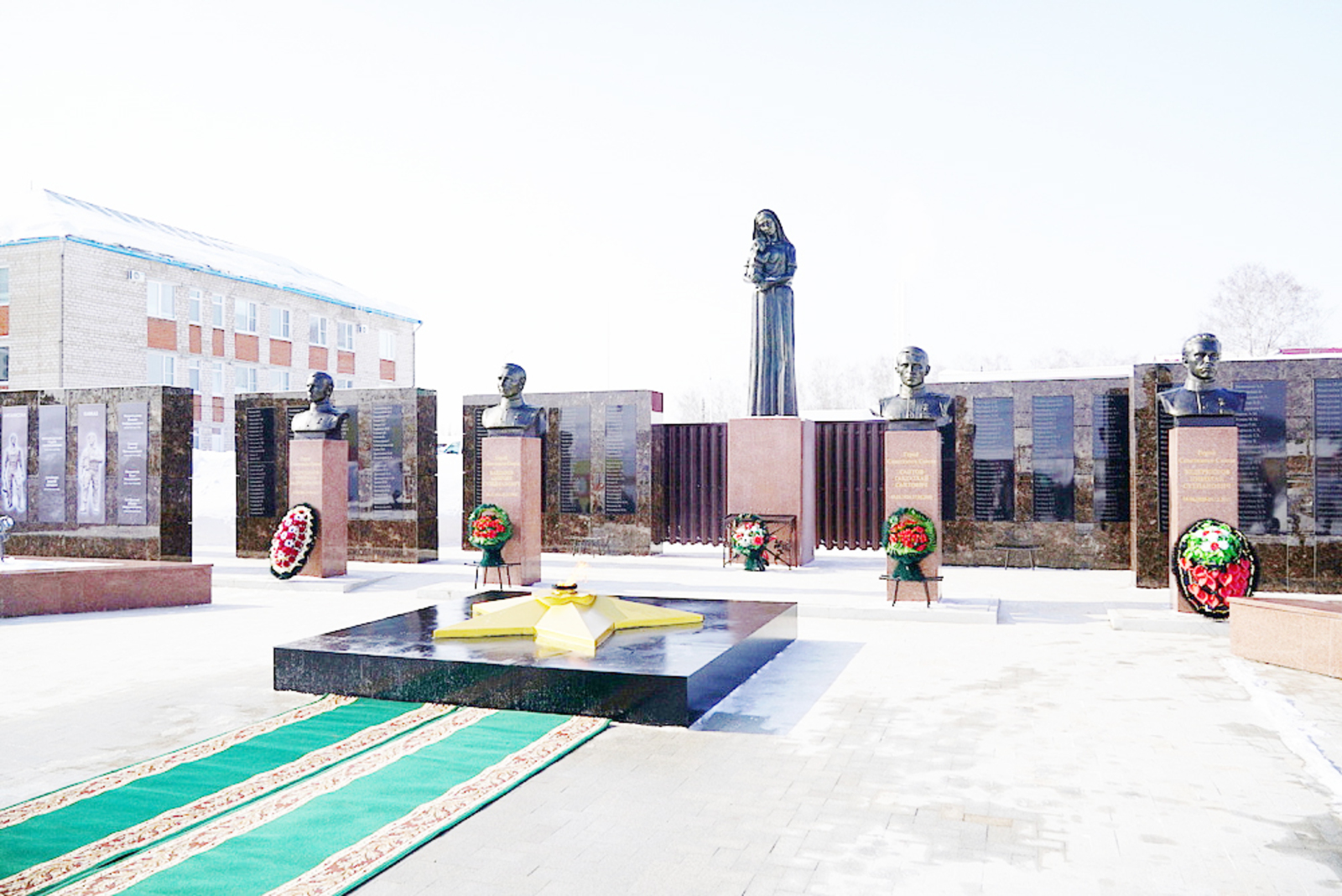 Радий Хабиров возложил цветы к мемориалу «Защитникам Отечества»