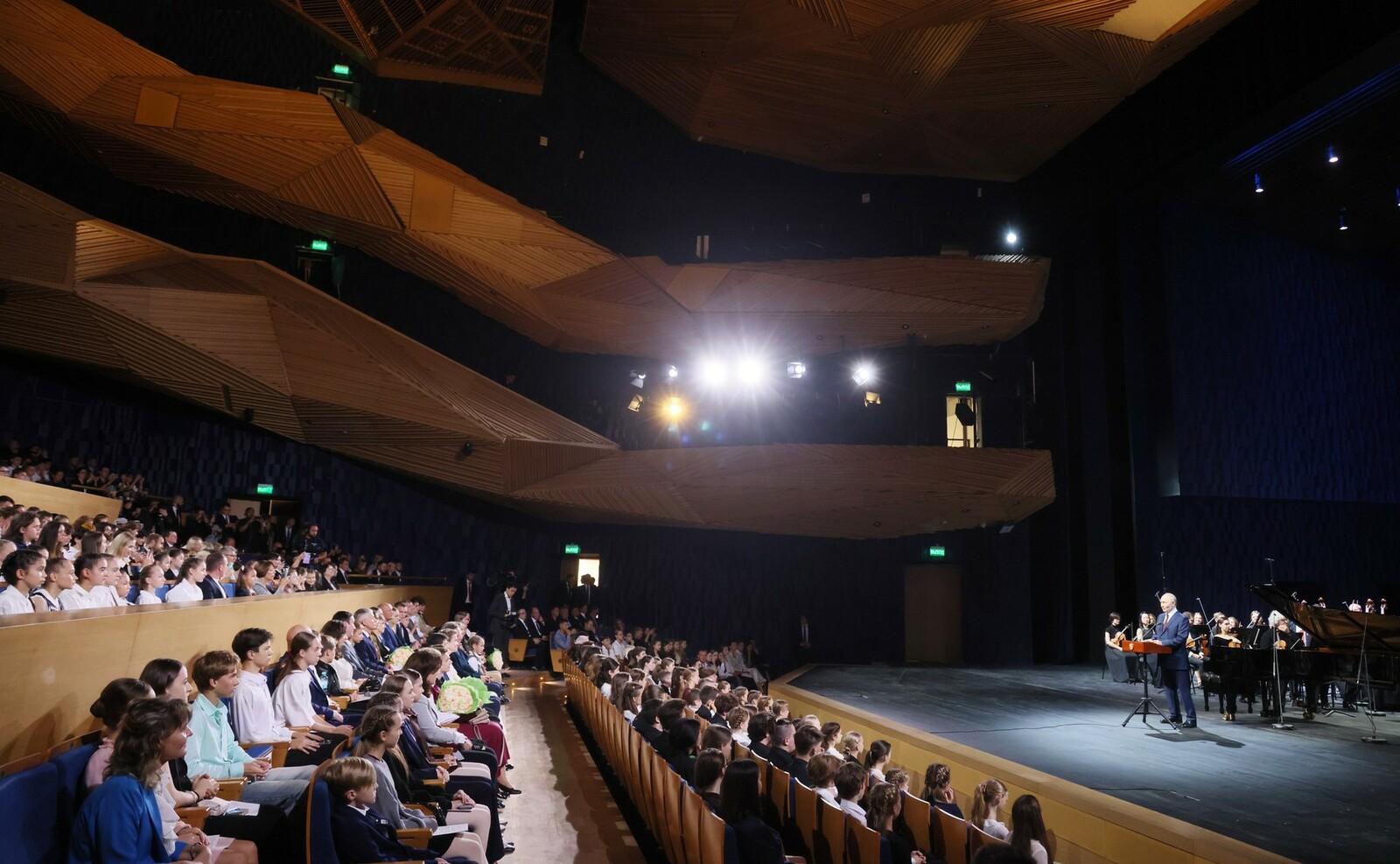 Путин посетил концерт по случаю 10-летия образовательного центра «Сириус»