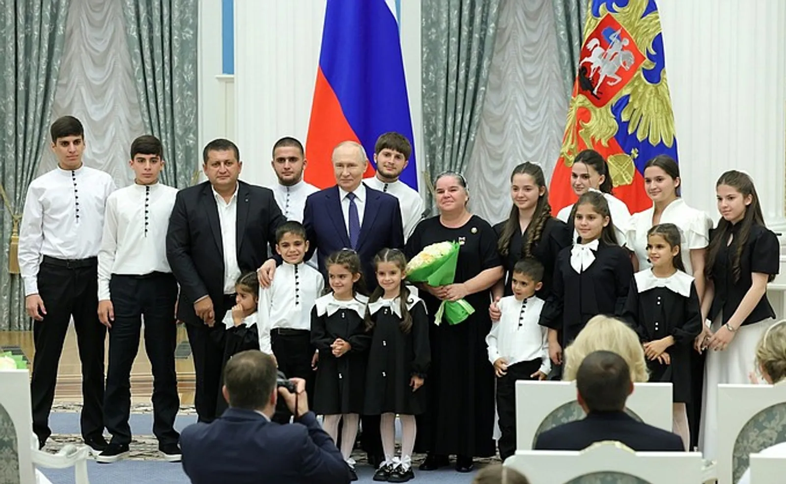 Владимир Путин вручил госнаграды многодетным родителям