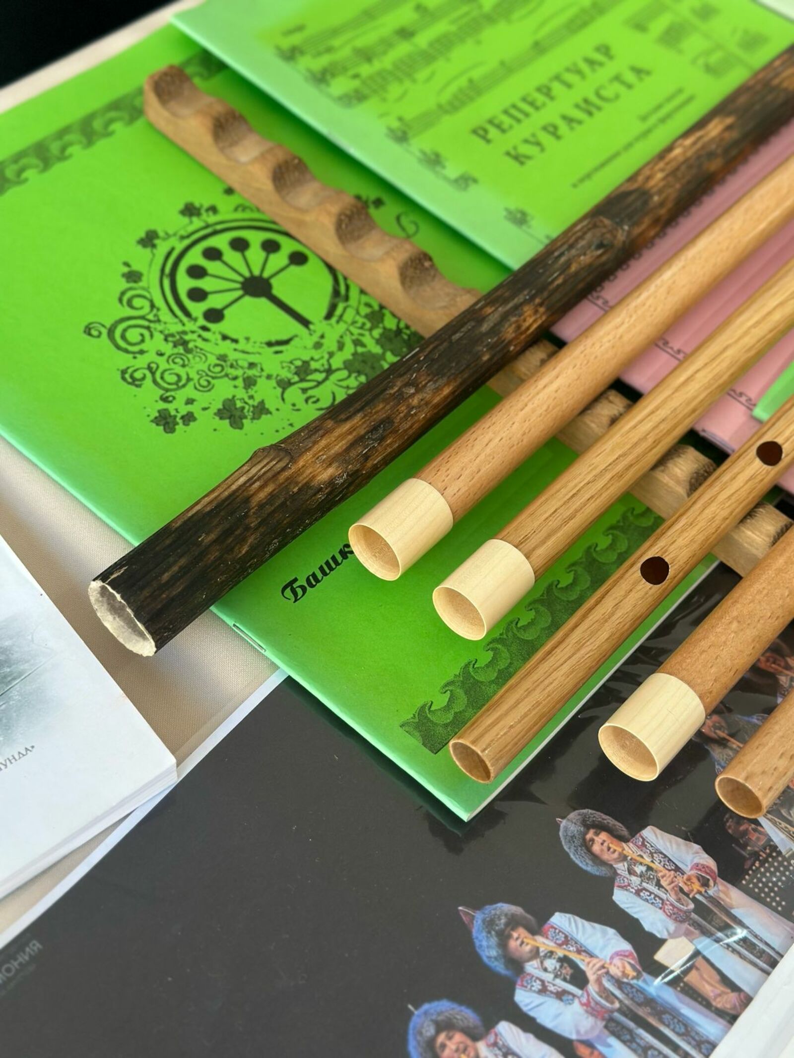 На выставке «Китап-байрам» можно найти книги о курае