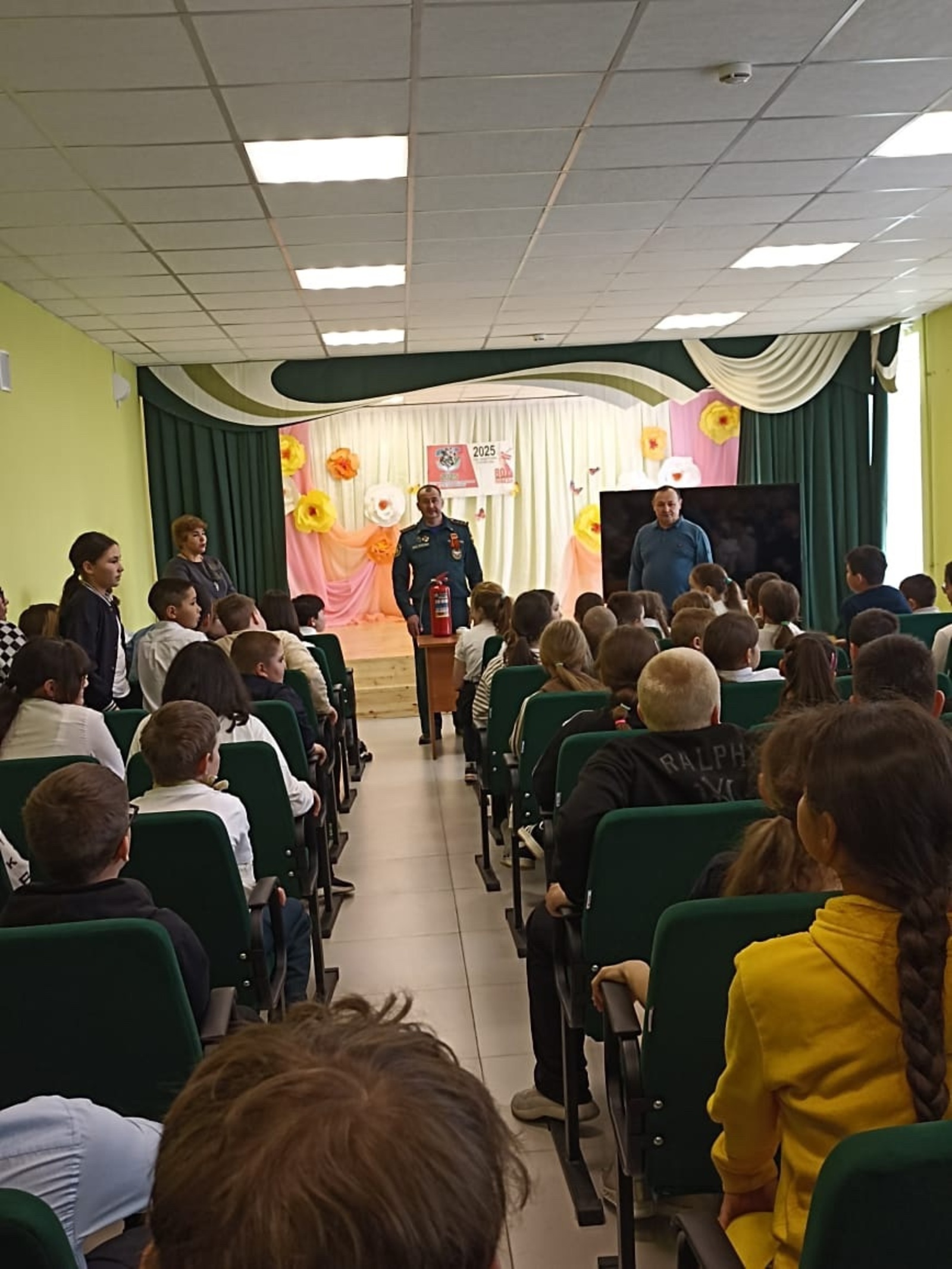 Сотрудник МЧС провел беседу с учениками на тему пожарной безопасности