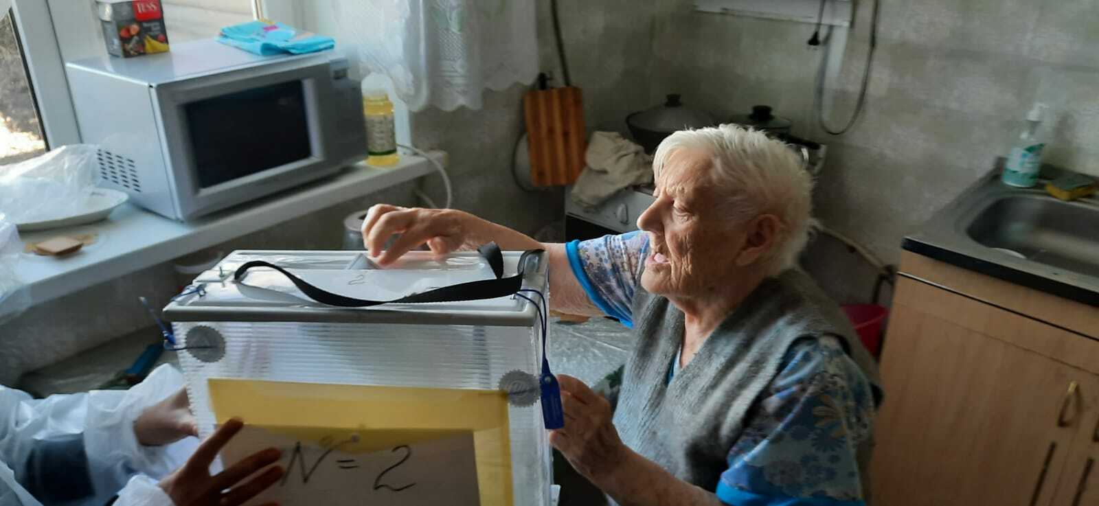 Ветераны труда,  старейшие жители  села Красная Башкирия  Абзелиловского района  Башкортостана  голосуют на дому