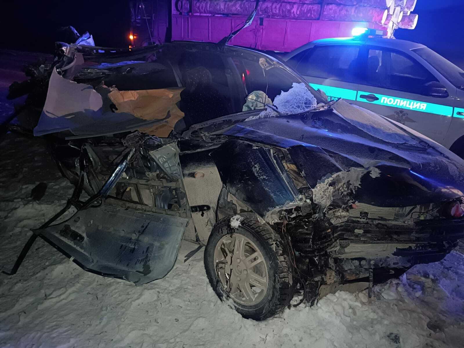 Наезд на стоящий грузовик в Башкирии: два человека серьезно пострадали