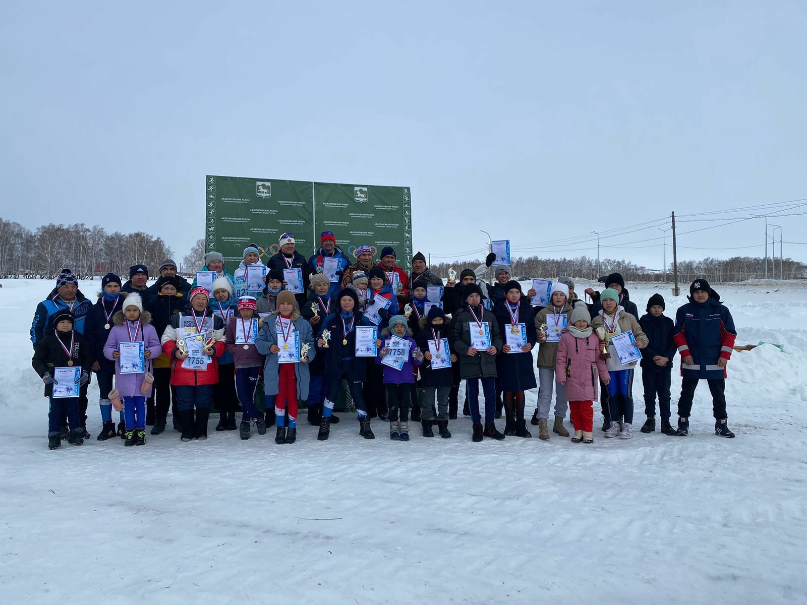 В «Лыжне России» в Абзелиловском районе приняли участие и школьники, и взрослые, и ветераны