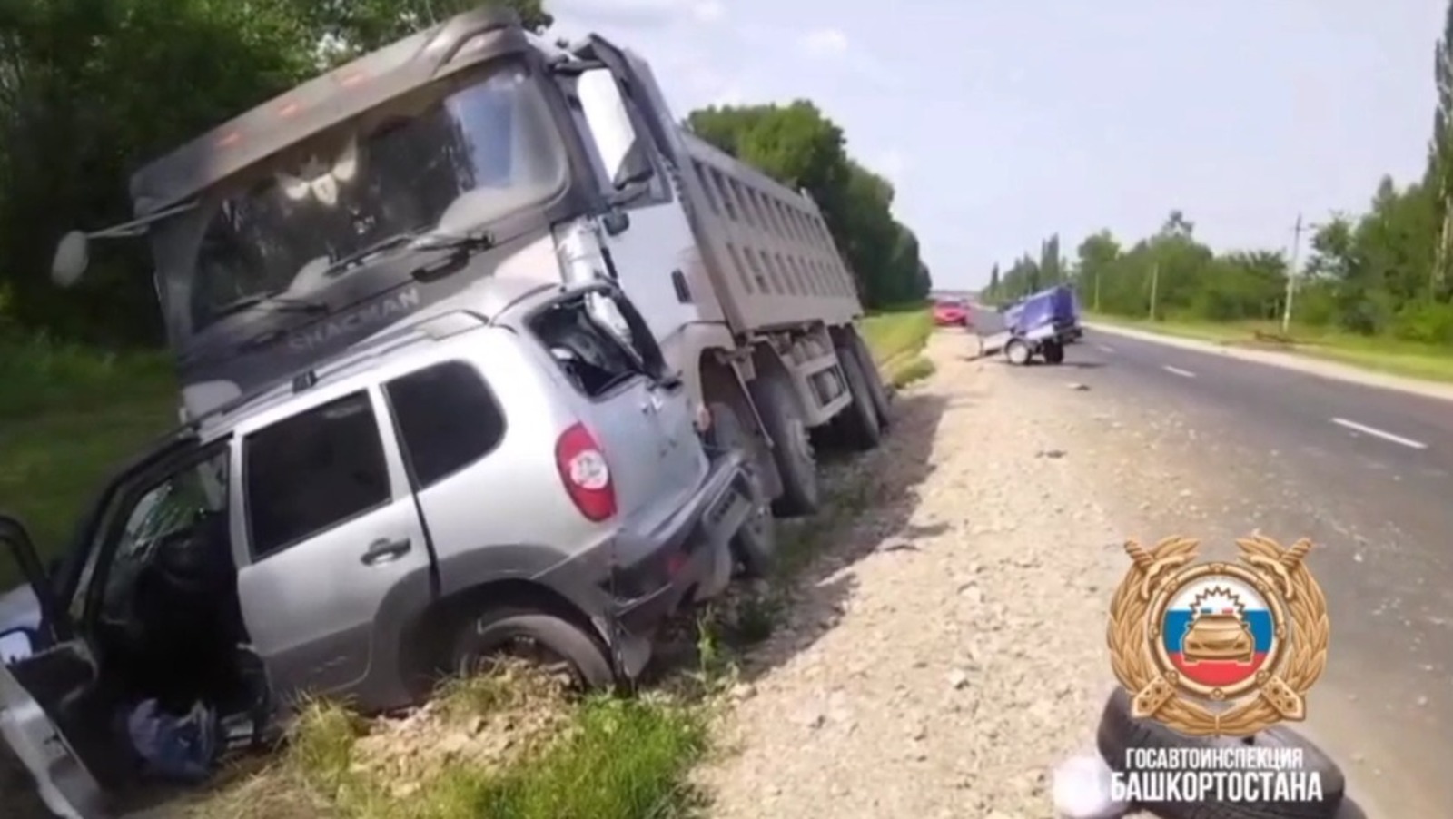 В Башкирии водитель Chevrolet Niva влетел под фуру и погиб