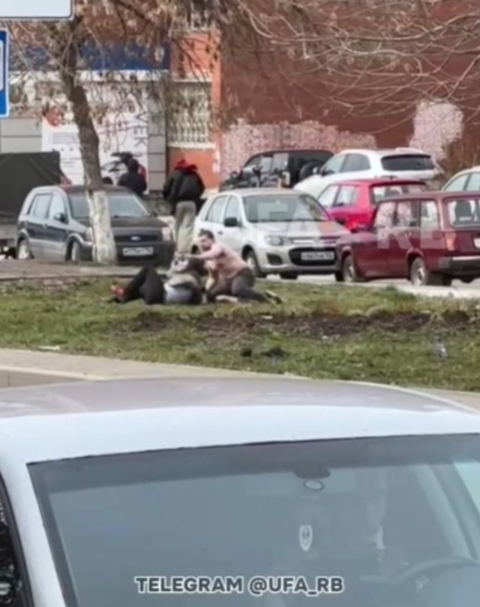 В Уфе полуголый неадекват избил школьника