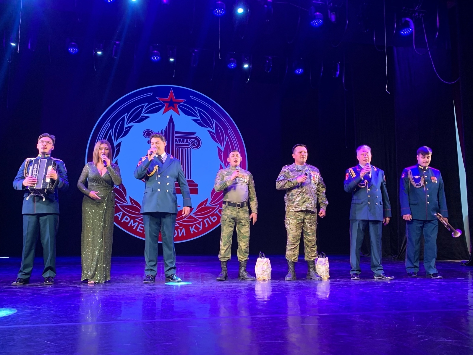 На передовой сцены нет – выступаем в блиндажах и подвалах