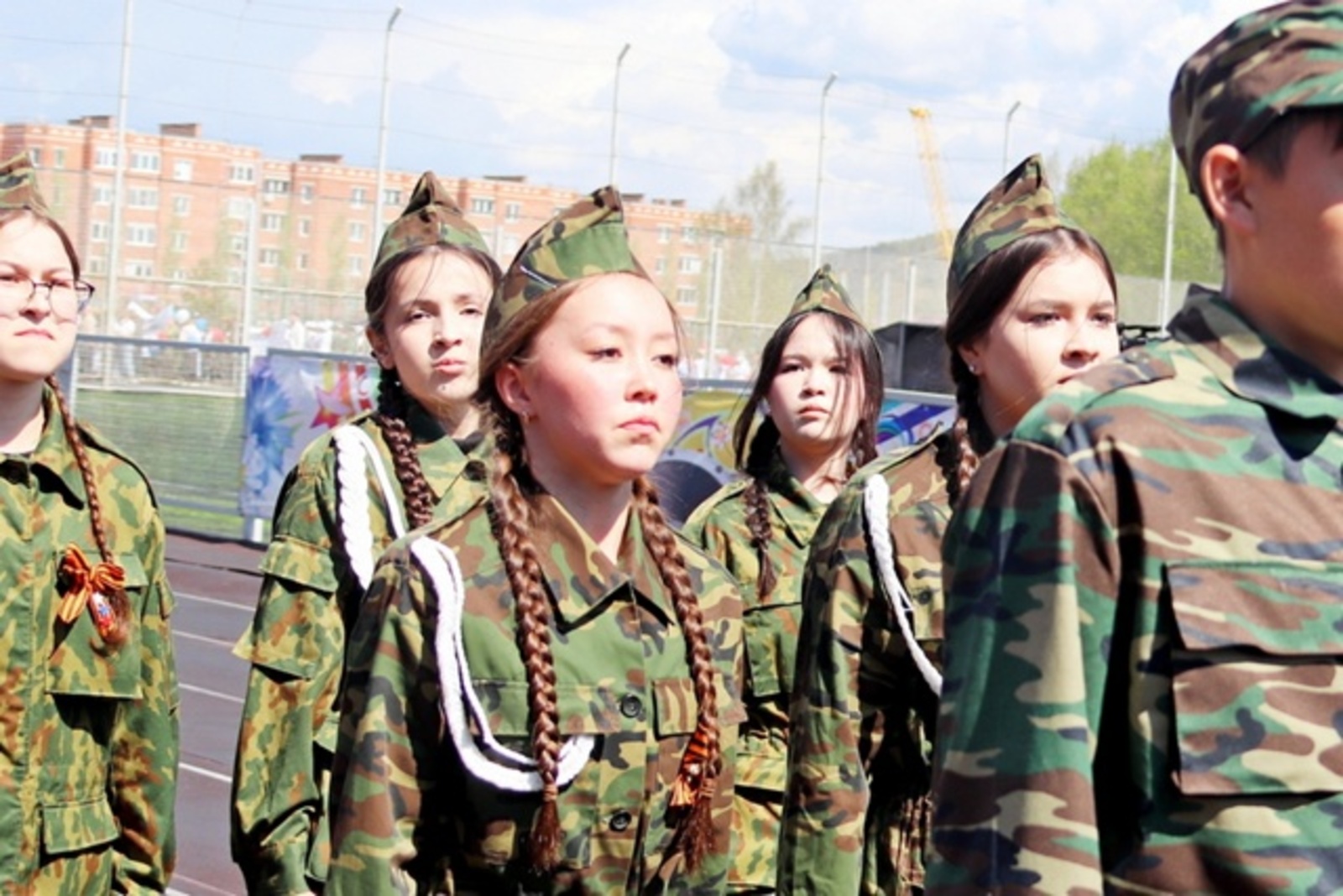 Босиком чеканя шаг: глава района Башкирии рассказал о поступке девочки на параде