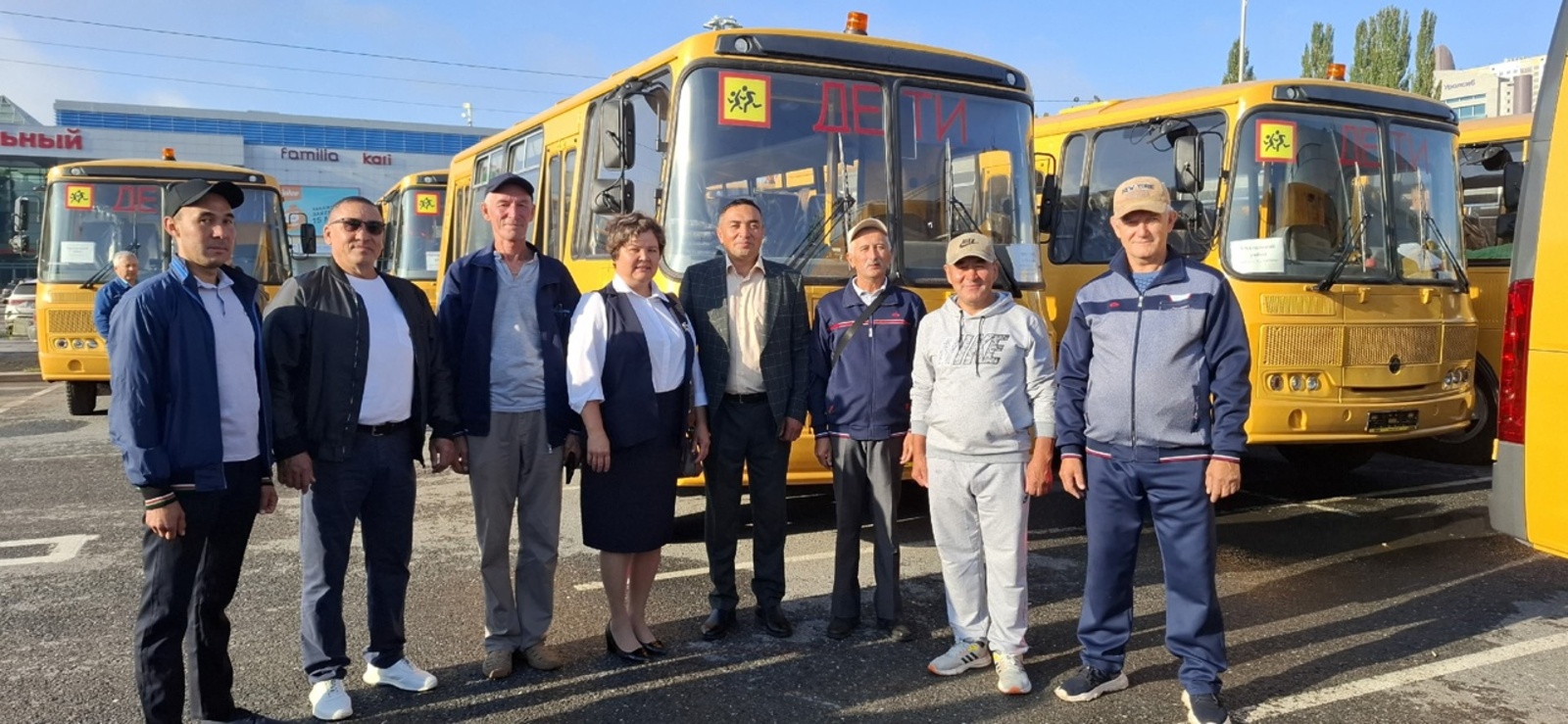 Мы получили шесть  новых школьных автобусов!