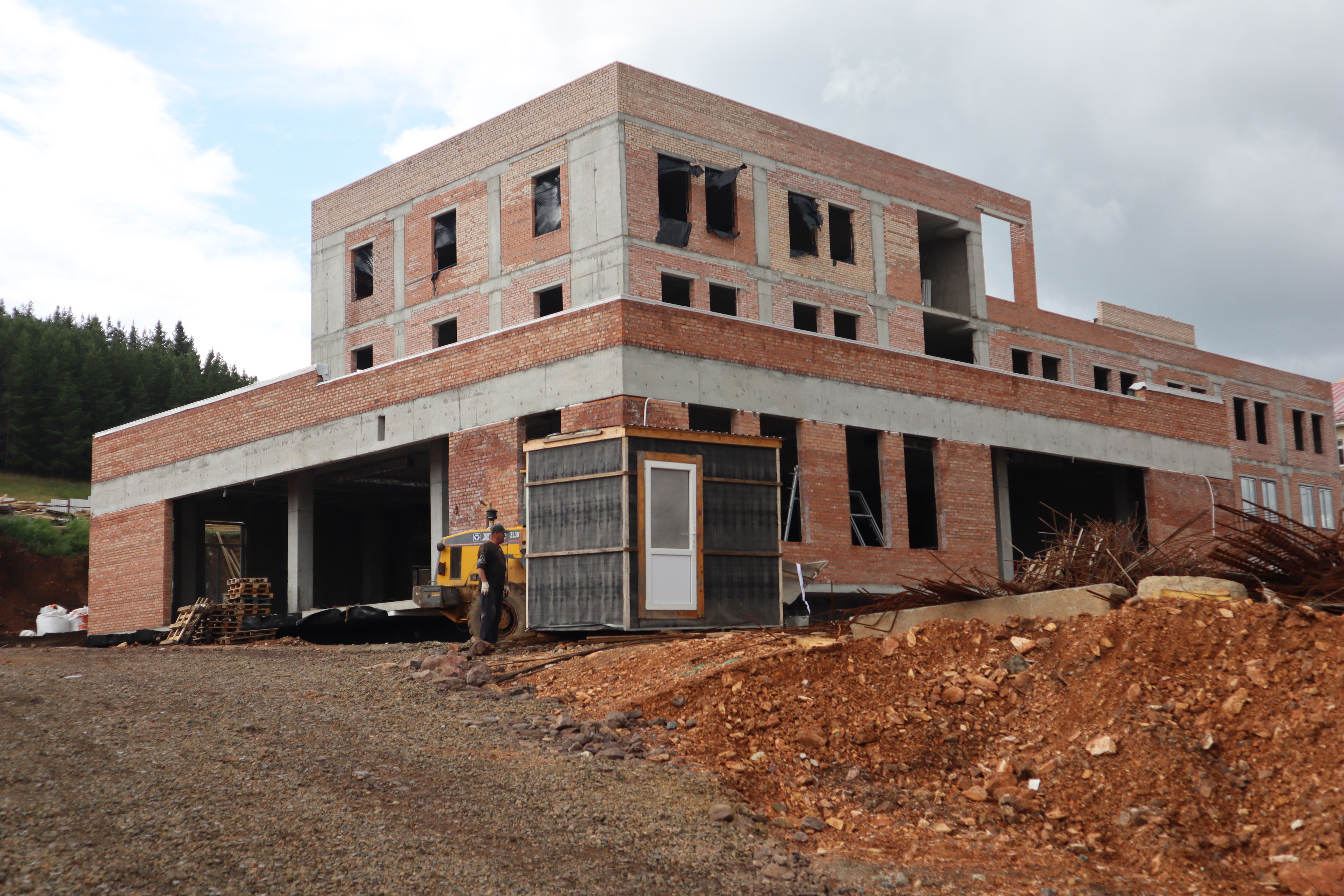 Строятся  социально значимые  объекты