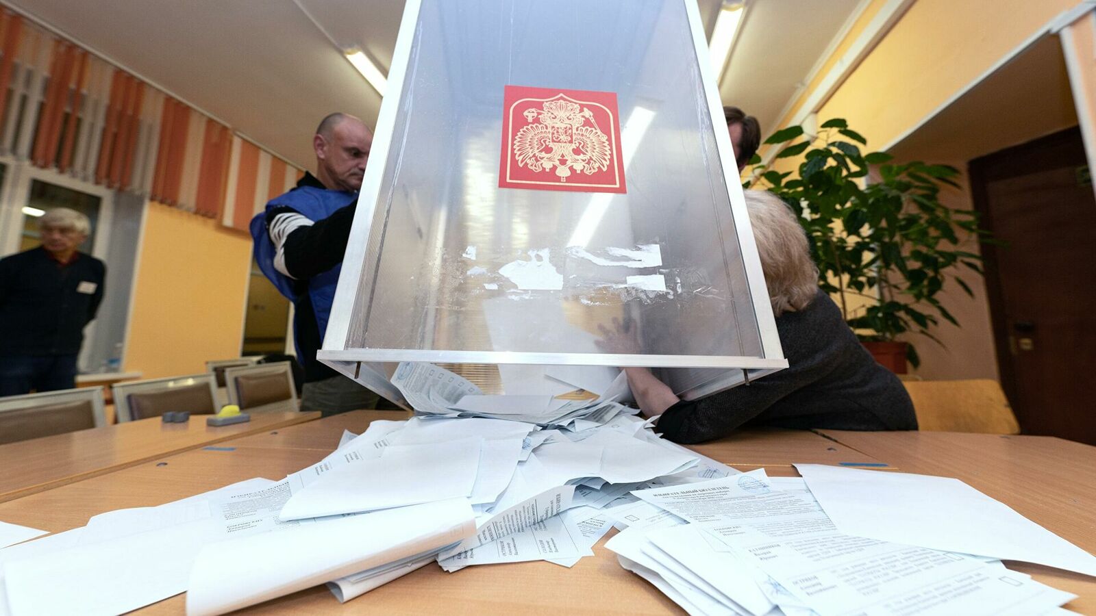 На избирательных участках  Башкортостана идет подсчет бюллетеней.