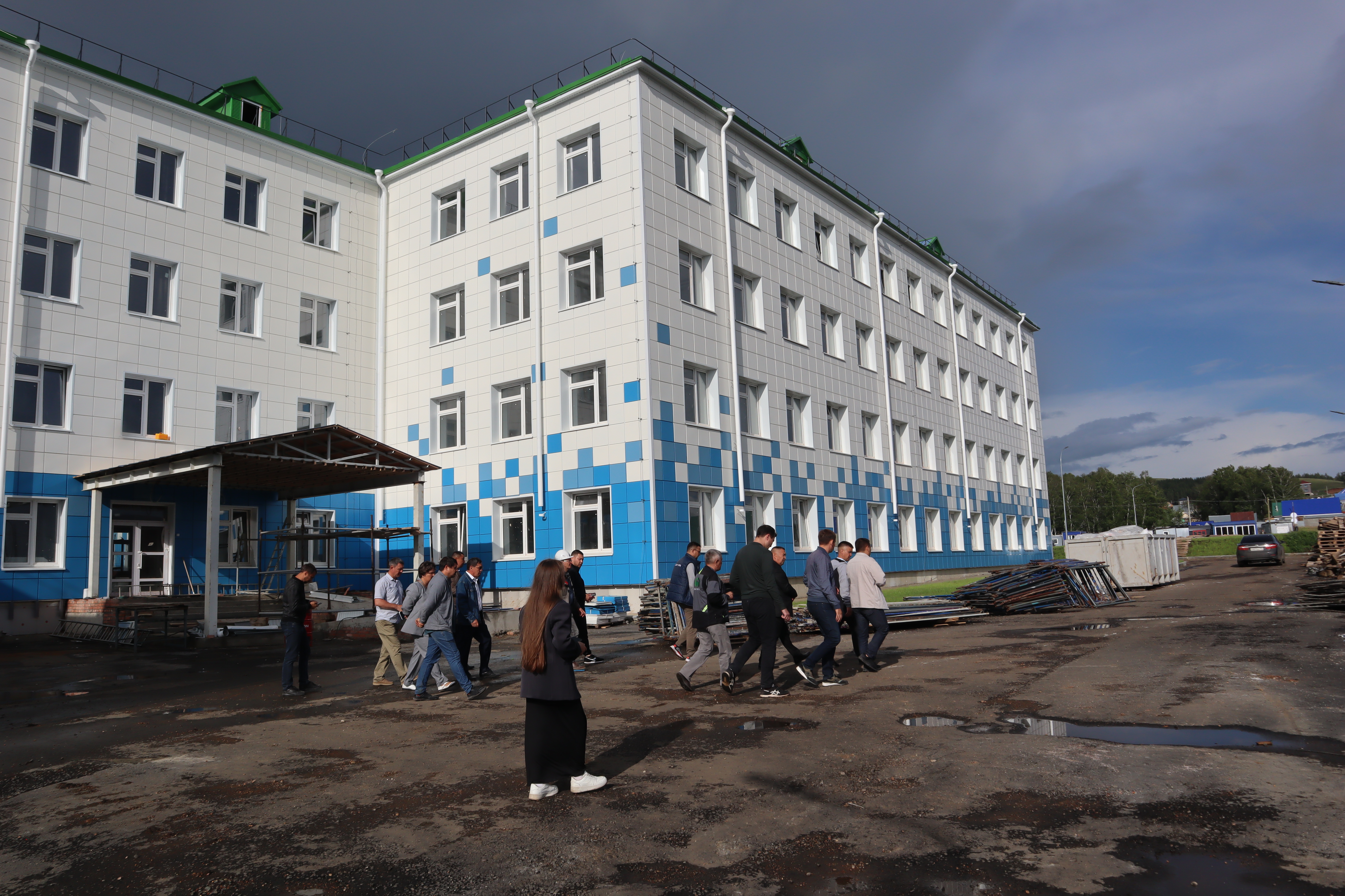 Строятся  социально значимые  объекты