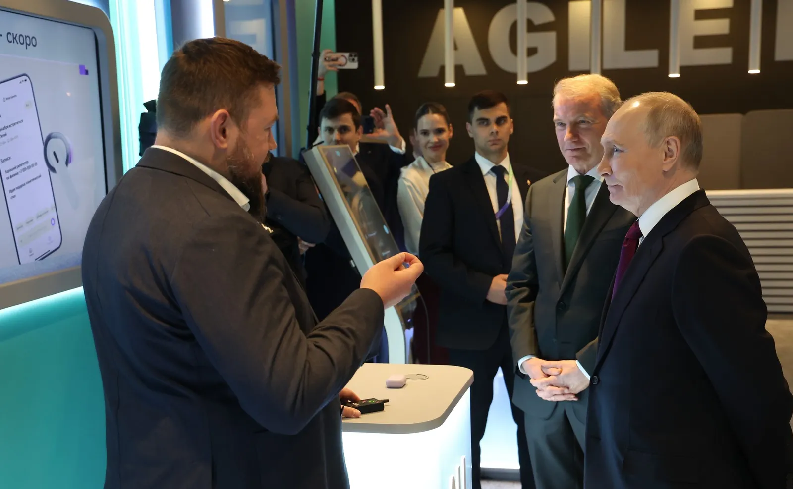 Путин принял участие в конференции «Путешествие в мир искусственного интеллекта»