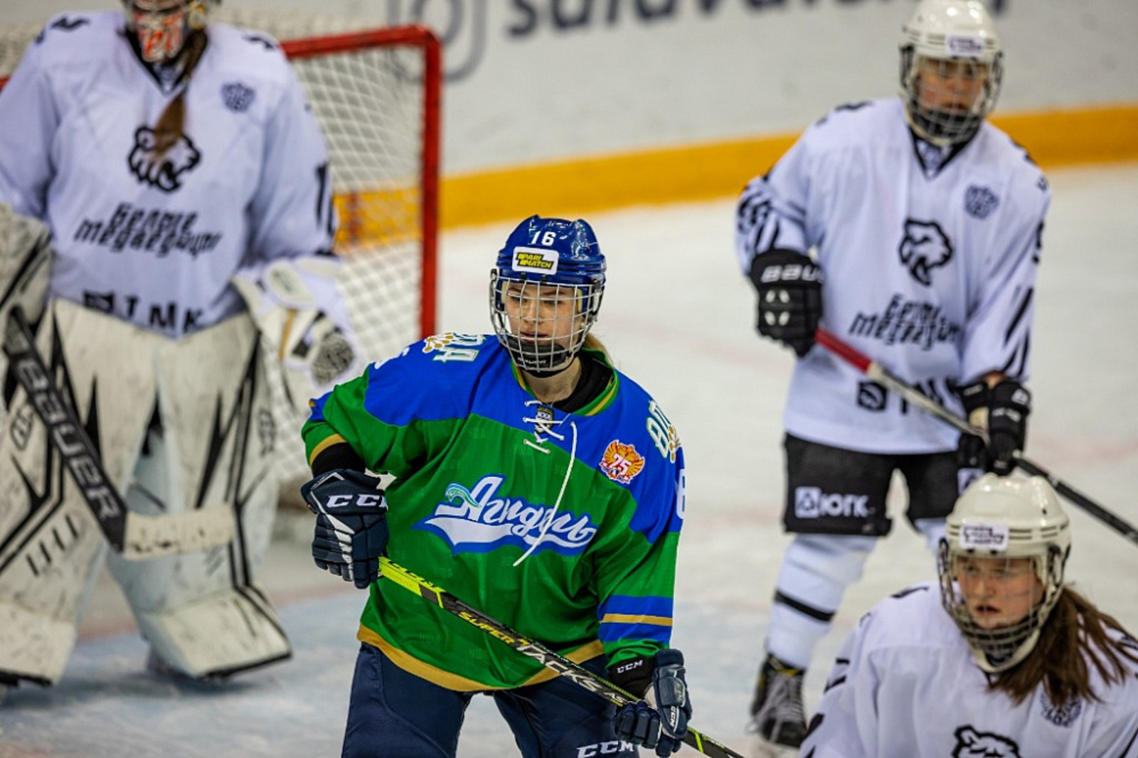 Радий Хабиров поздравил игроков женской хоккейной команды «Агидель» с наступающим Международным женским днём