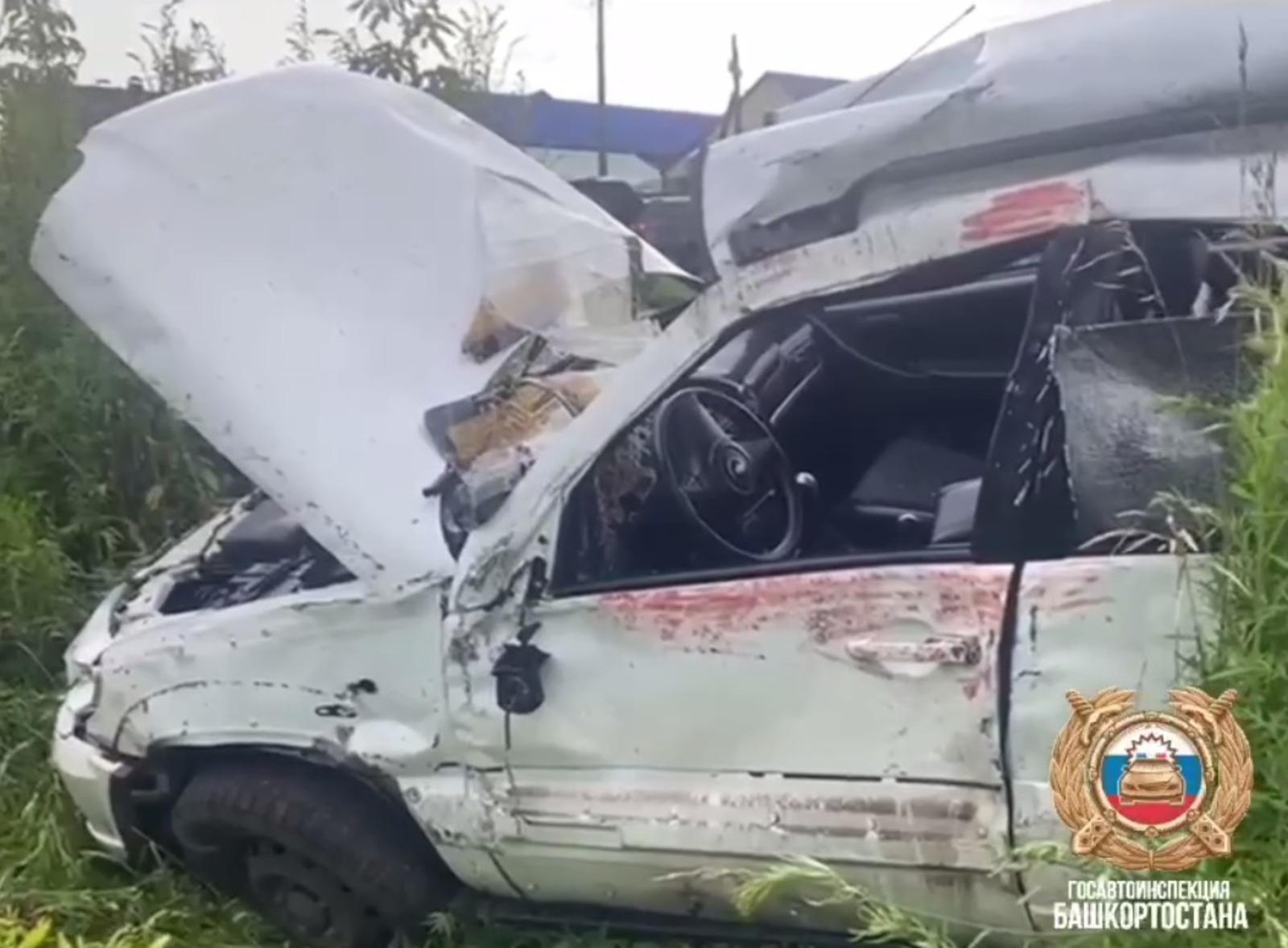 Автомобиль вылетел с дороги и перевернулся, пассажиров выбросило из салона