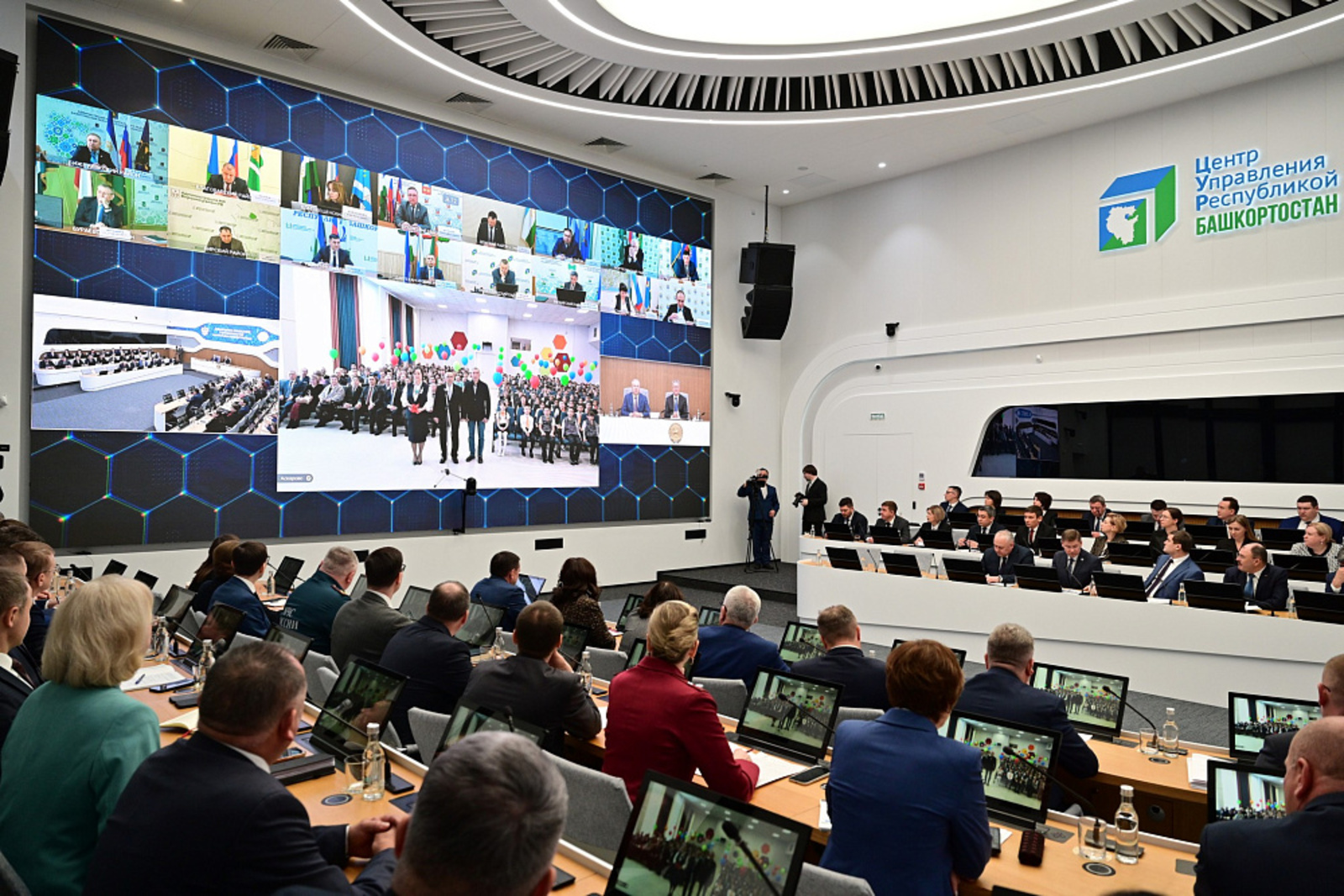 Радий Хабиров в режиме видеосвязи принял участие в открытии школы в Аскарово