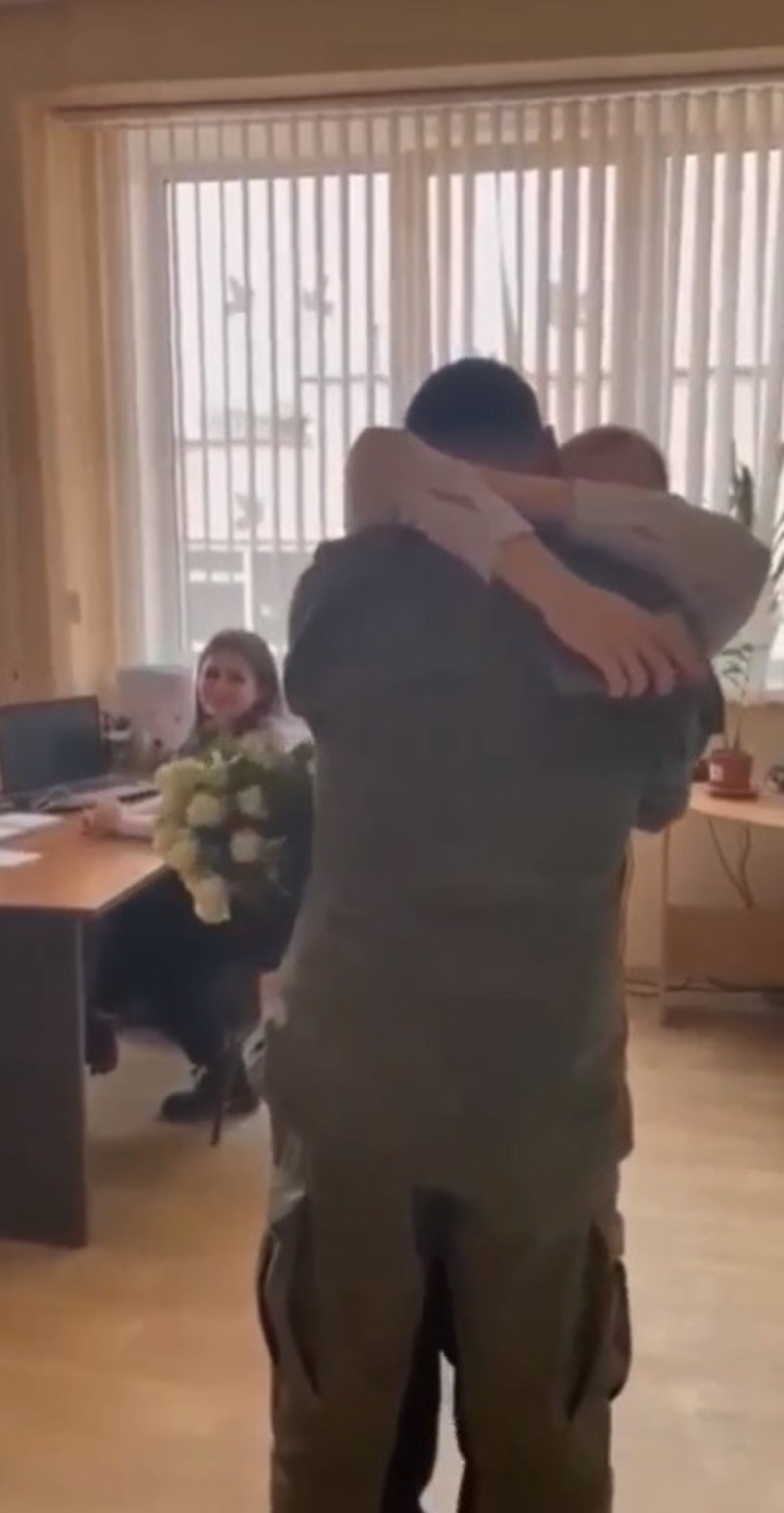В Башкирии отец, вернувшийся из зоны СВО, пришел к дочери на Последний звонок