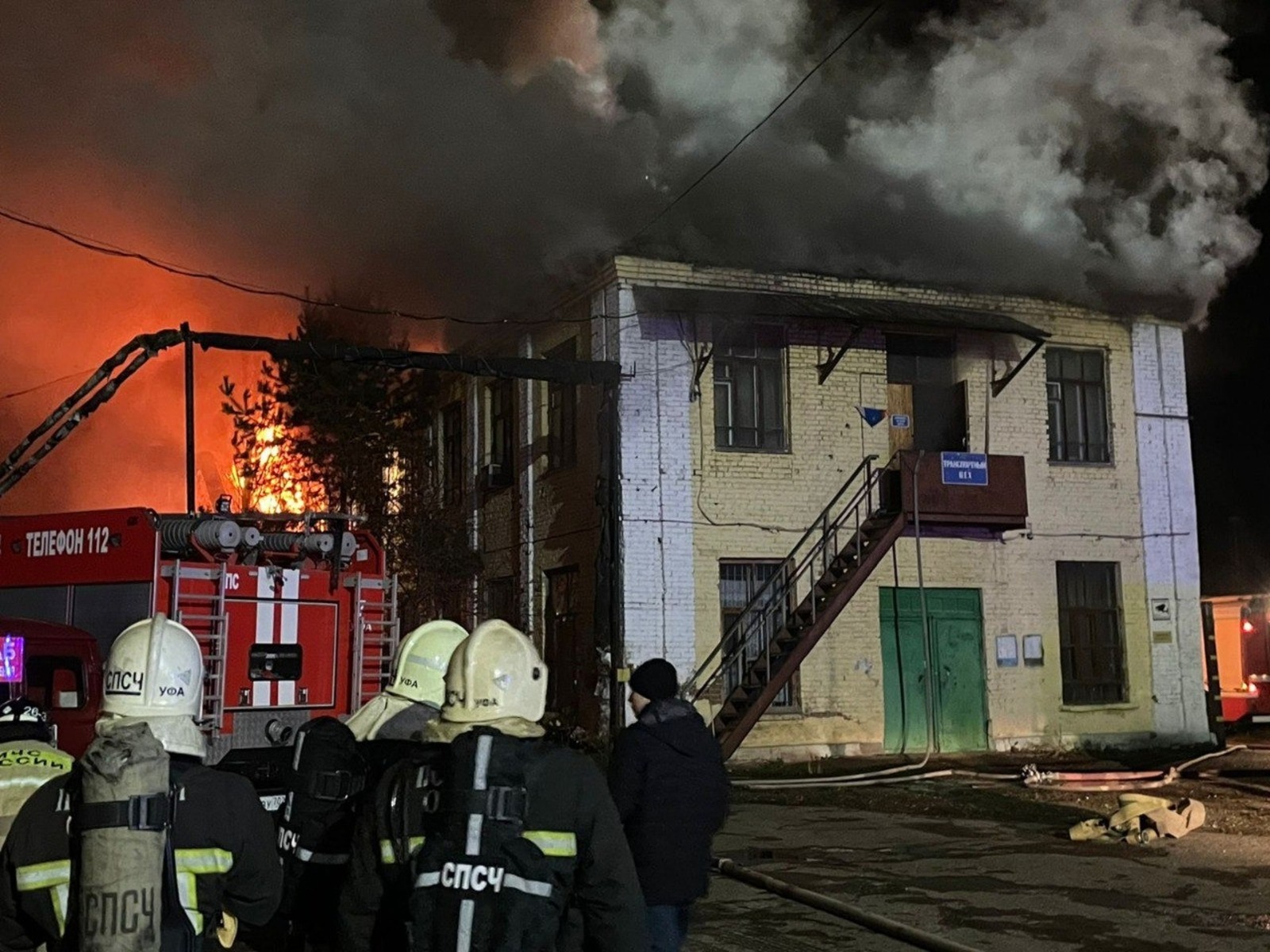 В Уфе пожарные тушат горящий дом на улице Вокзальной