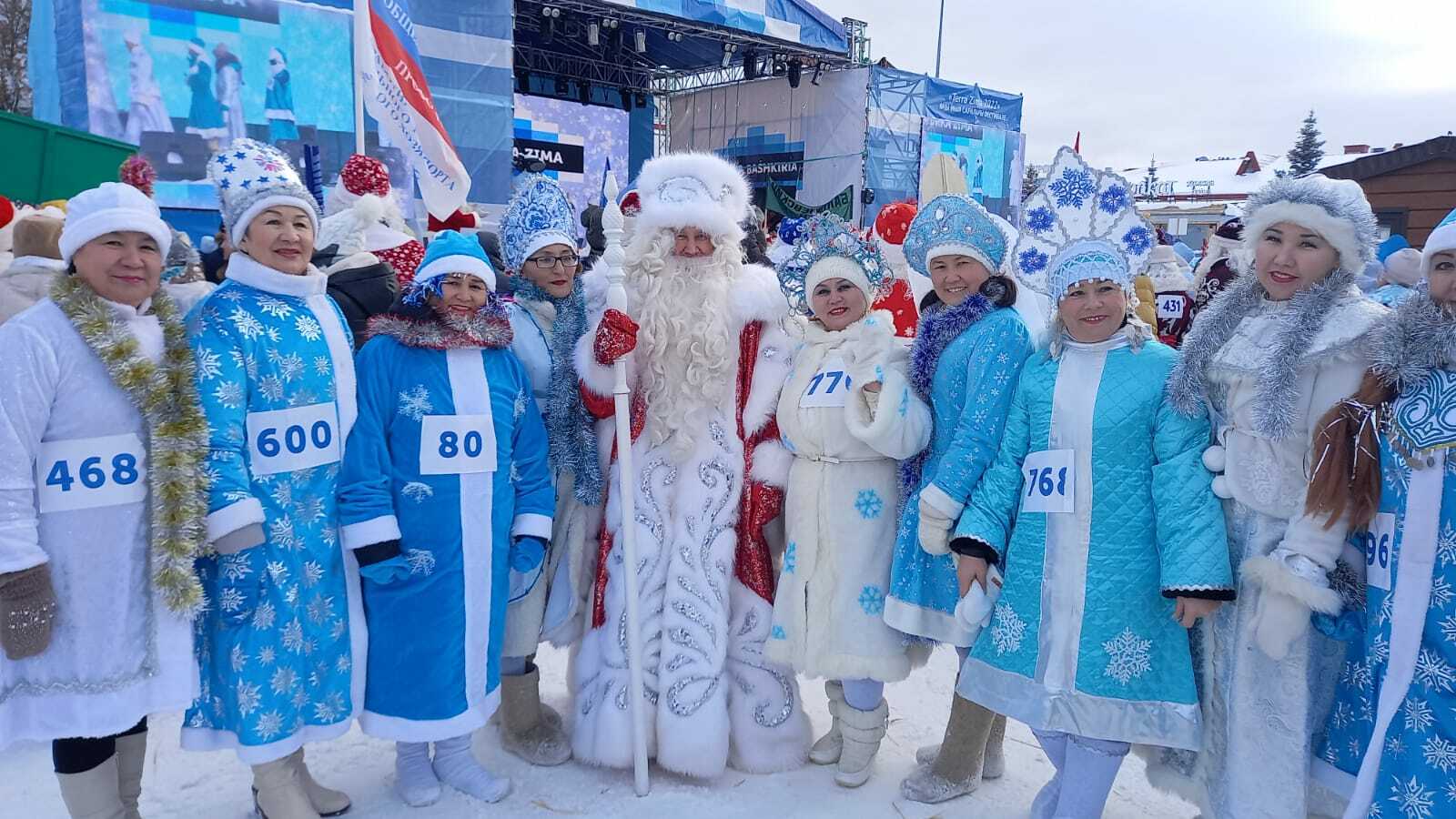 Девятнадцать  Снегурочек  из Абзелила участвовали сегодня во всероссийском  параде новогодних персонажей в Уфе