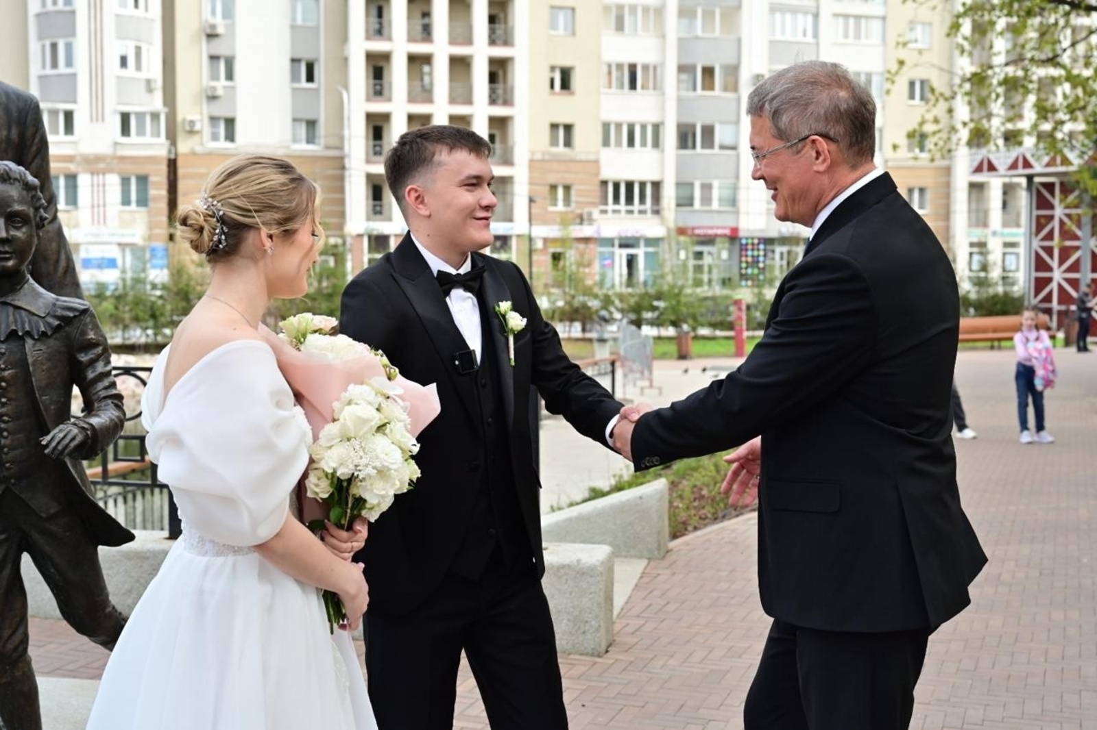 Радий Хабиров поздравил с бракосочетанием вернувшегося с СВО бойца и его невесту