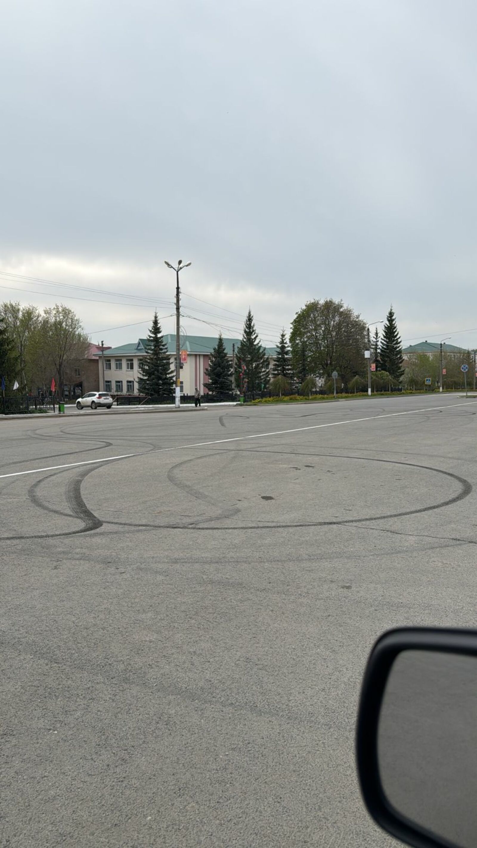 В Башкирии водитель устроил опасное представление на главной площади райцентра