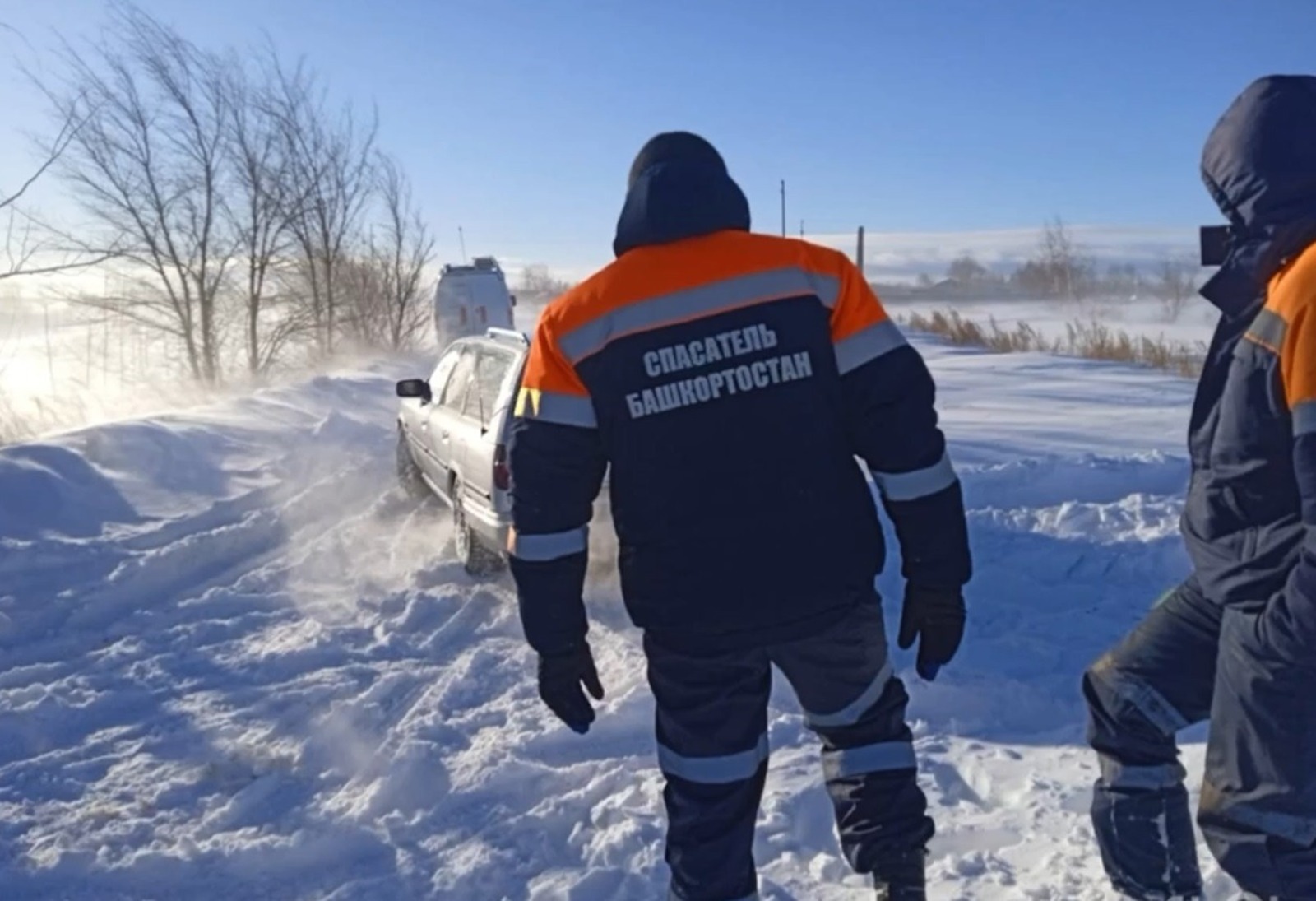 На трассе в Башкирии ехавшая на машине семейная пара с малышом попала в снежный плен