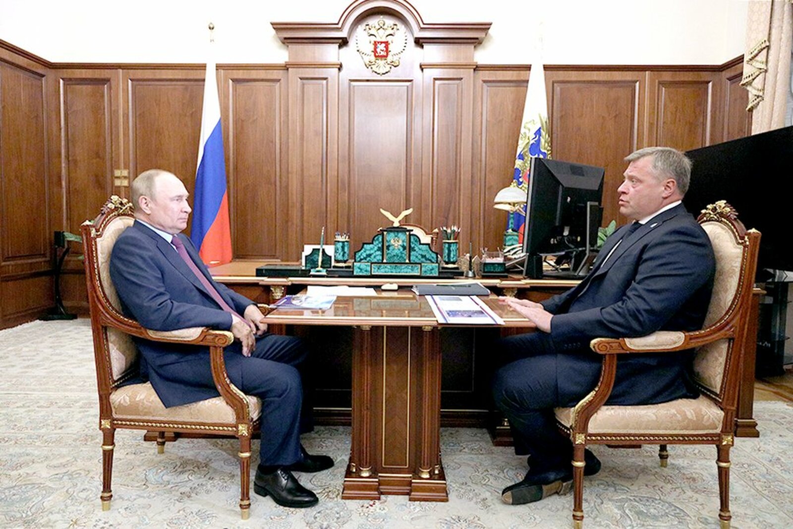 Путин обсудил с главой Астраханской области расселение аварийного жилья и вопросы АПК