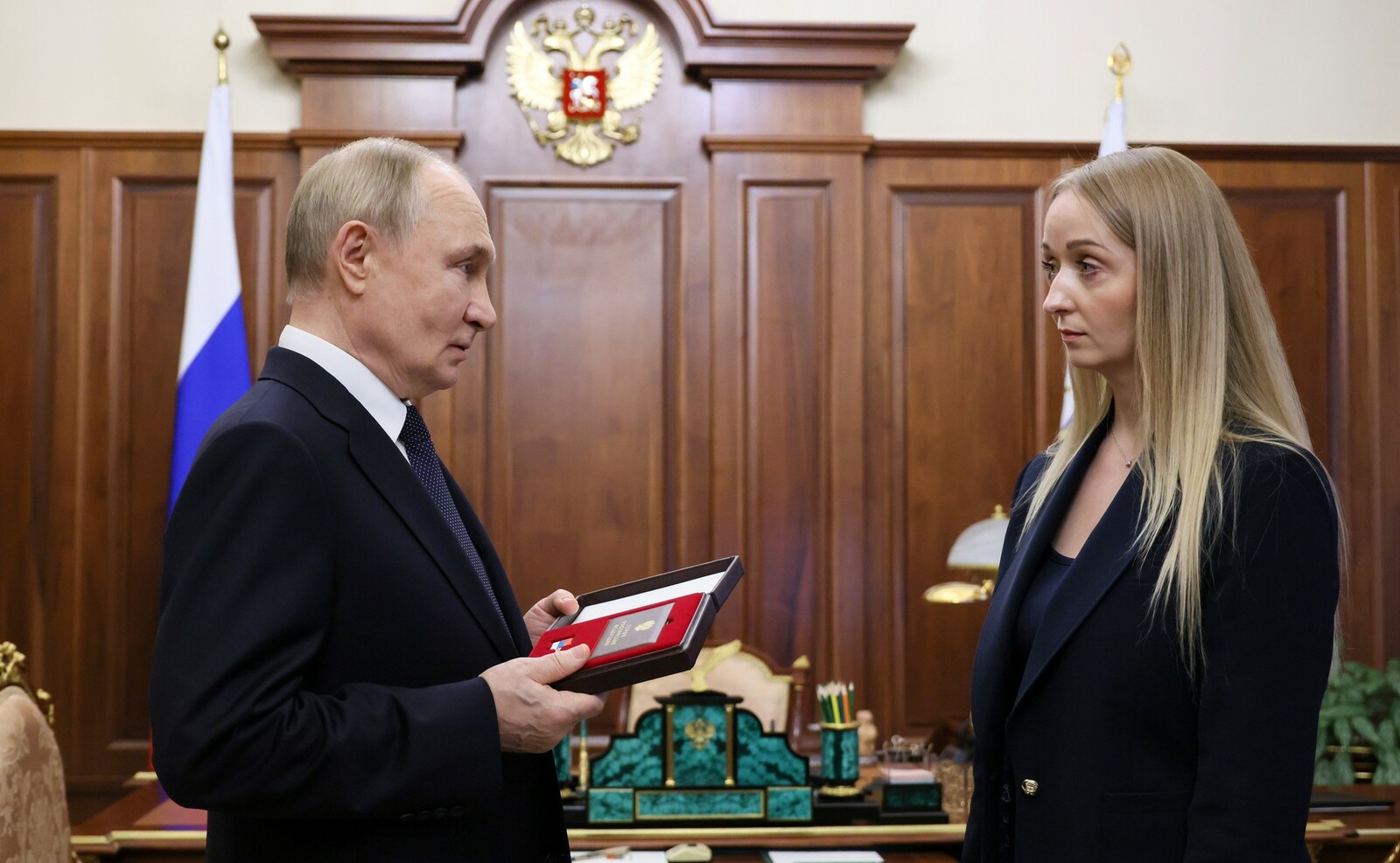 Путин встретился с вдовой Героя России Михаила Гудкова