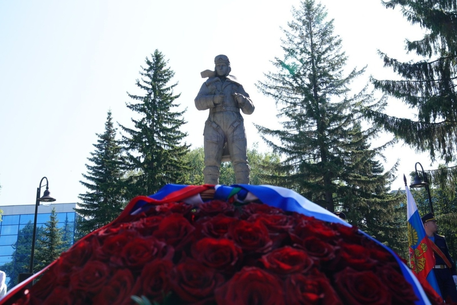 Радий Хабиров возложил цветы к памятнику Николая Гастелло в честь 100-летия