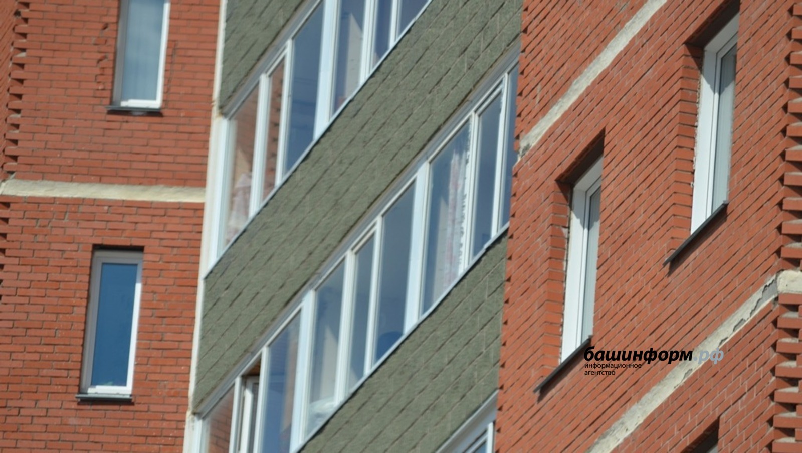 В Уфе под окнами многоквартирного дома обнаружено тело школьницы