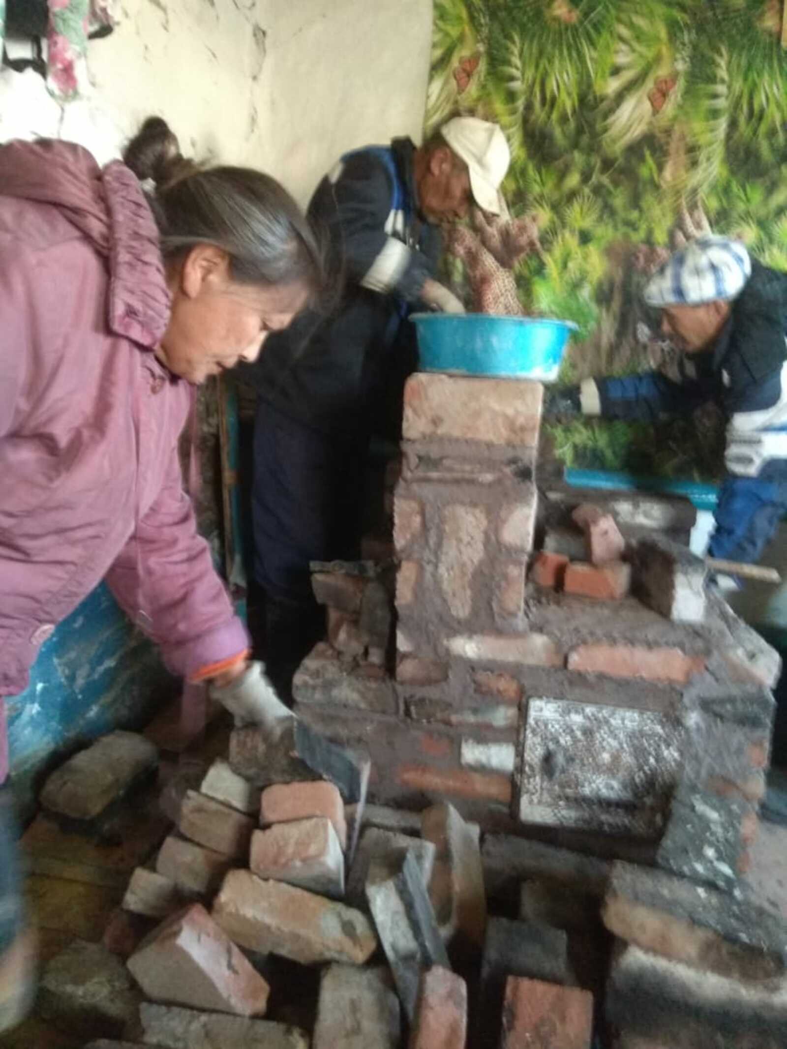 Жители деревни Аюсазово Абзелиловского района Башкирии помогли односельчанке сложить печь в доме