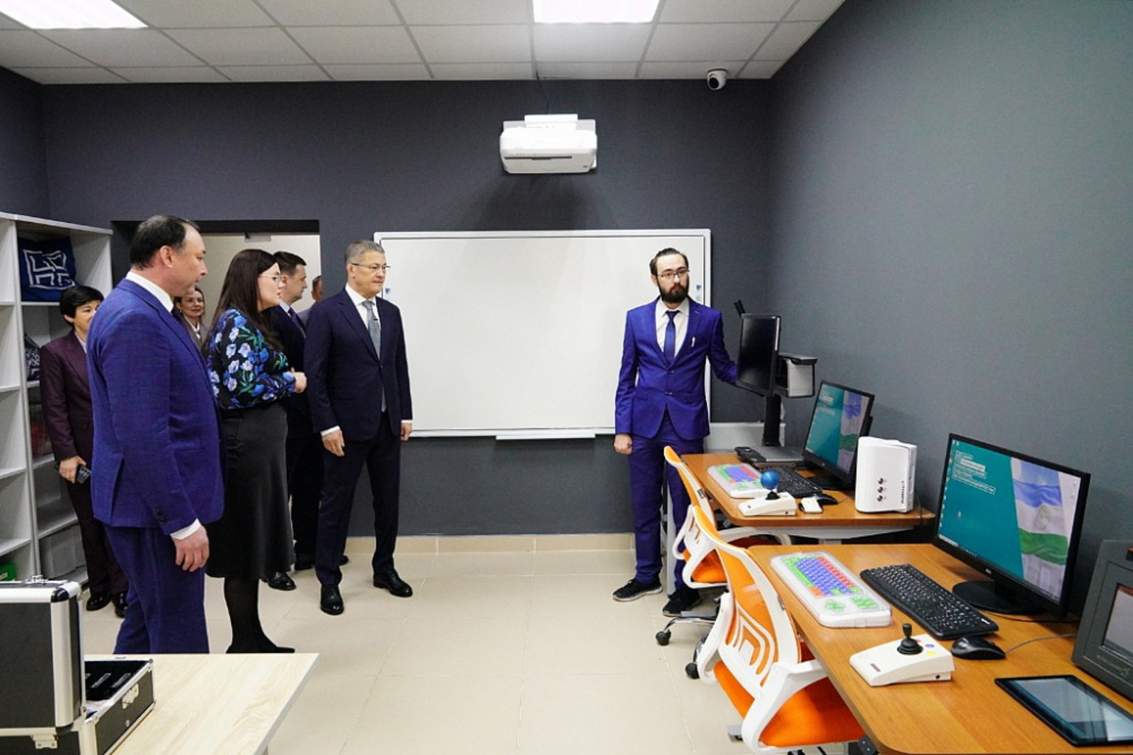 Радий Хабиров посетил республиканский Центр опережающей профессиональной подготовки