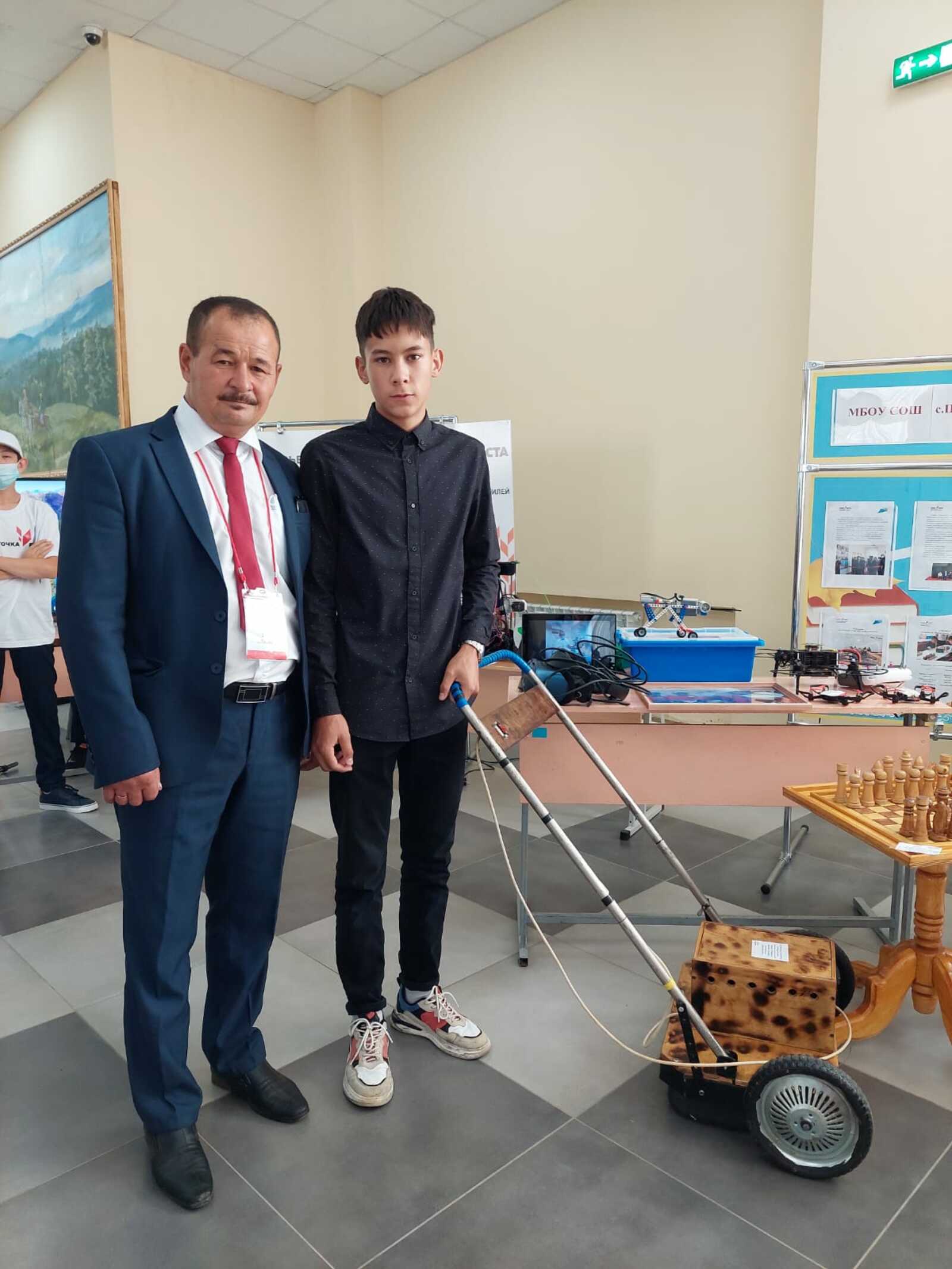 15-летний школьник Максим Гибадатов из Абзелиловского района Башкирии наступает на пятки взрослым умельцам