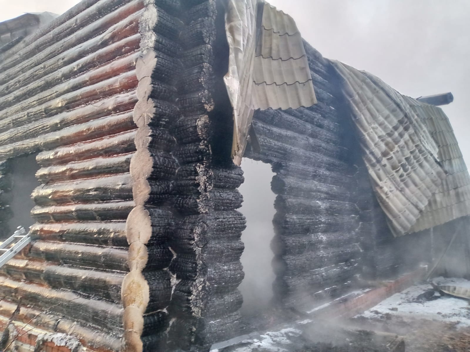 Сегодня ночью в Абзелиловском районе Башкирии сгорела одна из бань комплекса «Банный хутор»