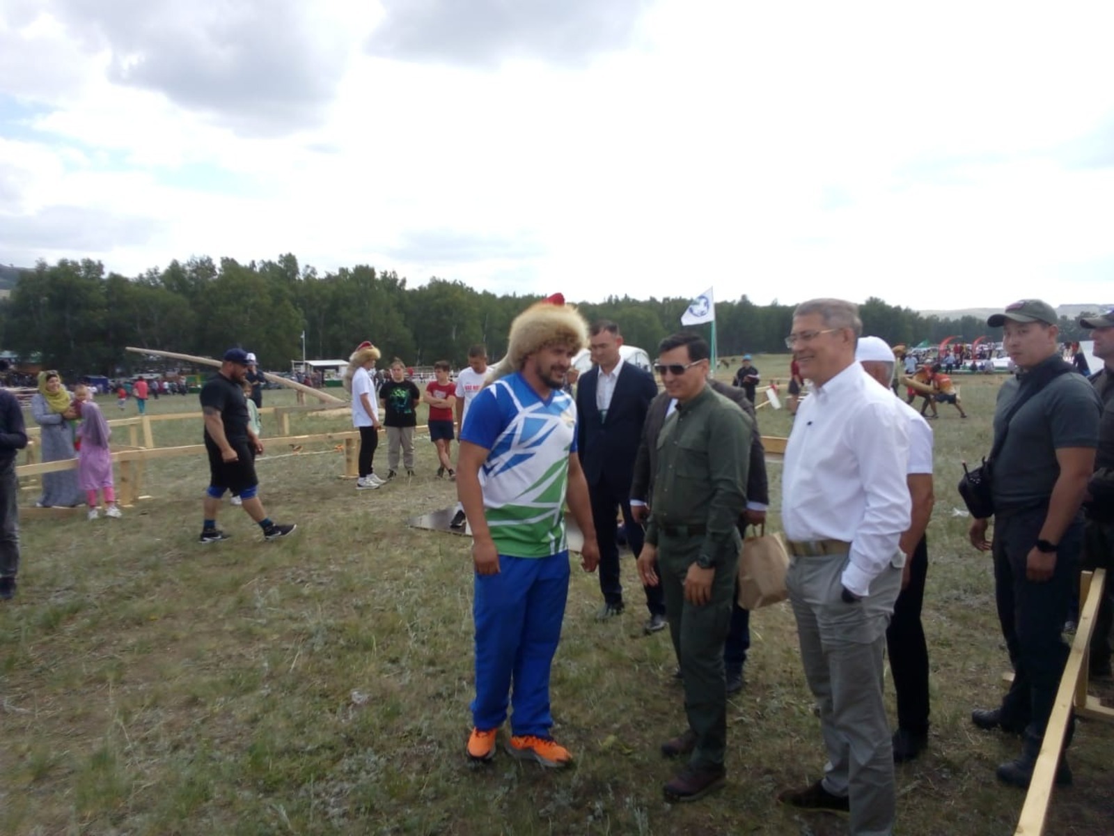 Радий Хабиров получил от Бату Хасикова сертификат калмыцкого коня
