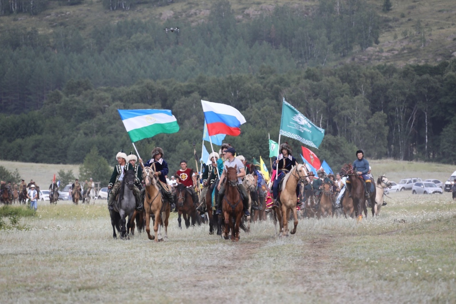 На конный парад фестиваля башкирской лошади приехали участники из разных регионов России и зарубежья