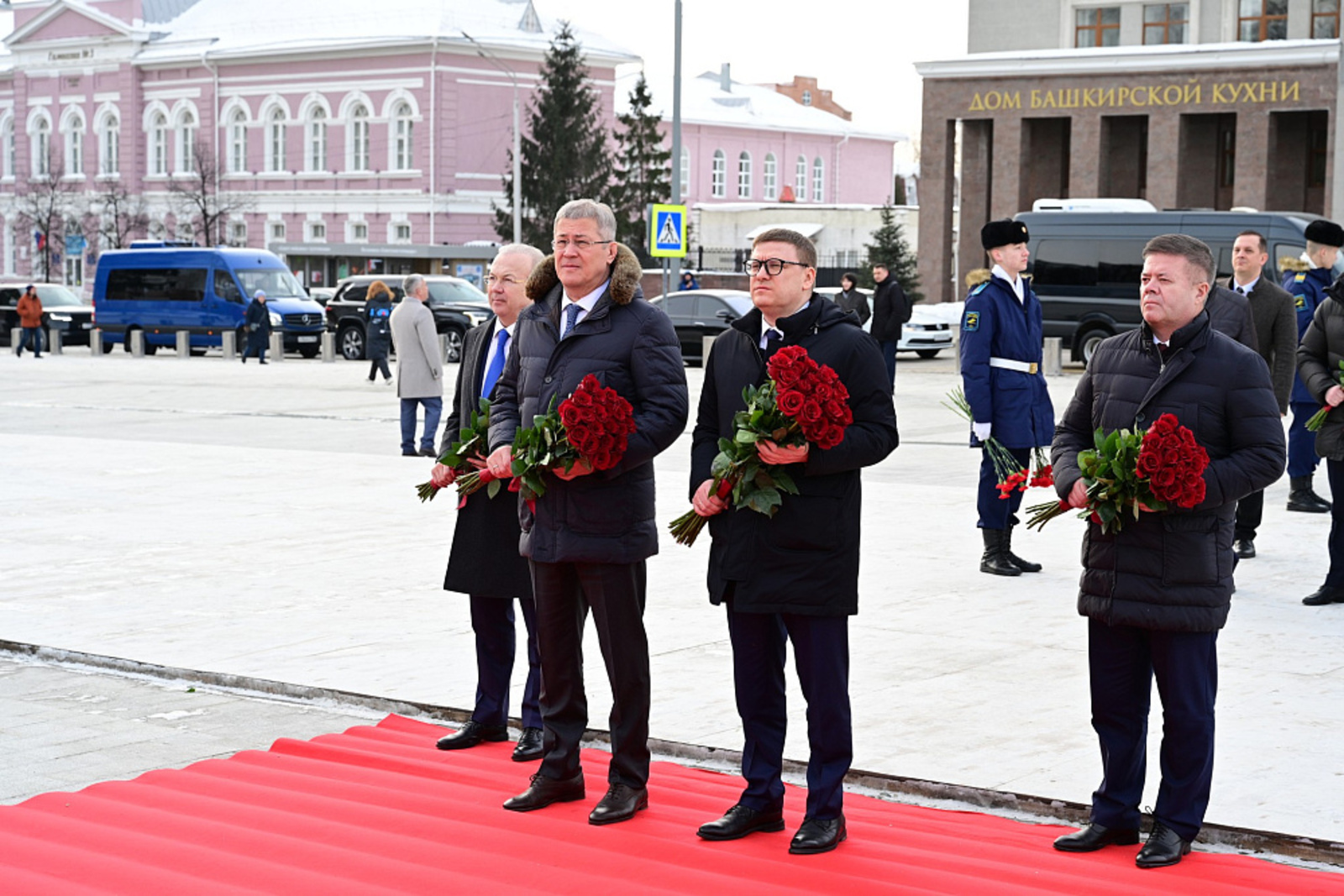 Радий Хабиров и Алексей Текслер возложили цветы к памятнику Минигали Шаймуратову