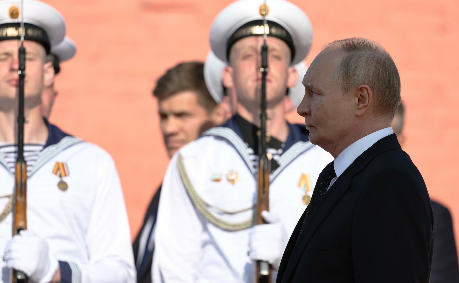 Путин принял участие в церемонии подъёма флага на атомном крейсере