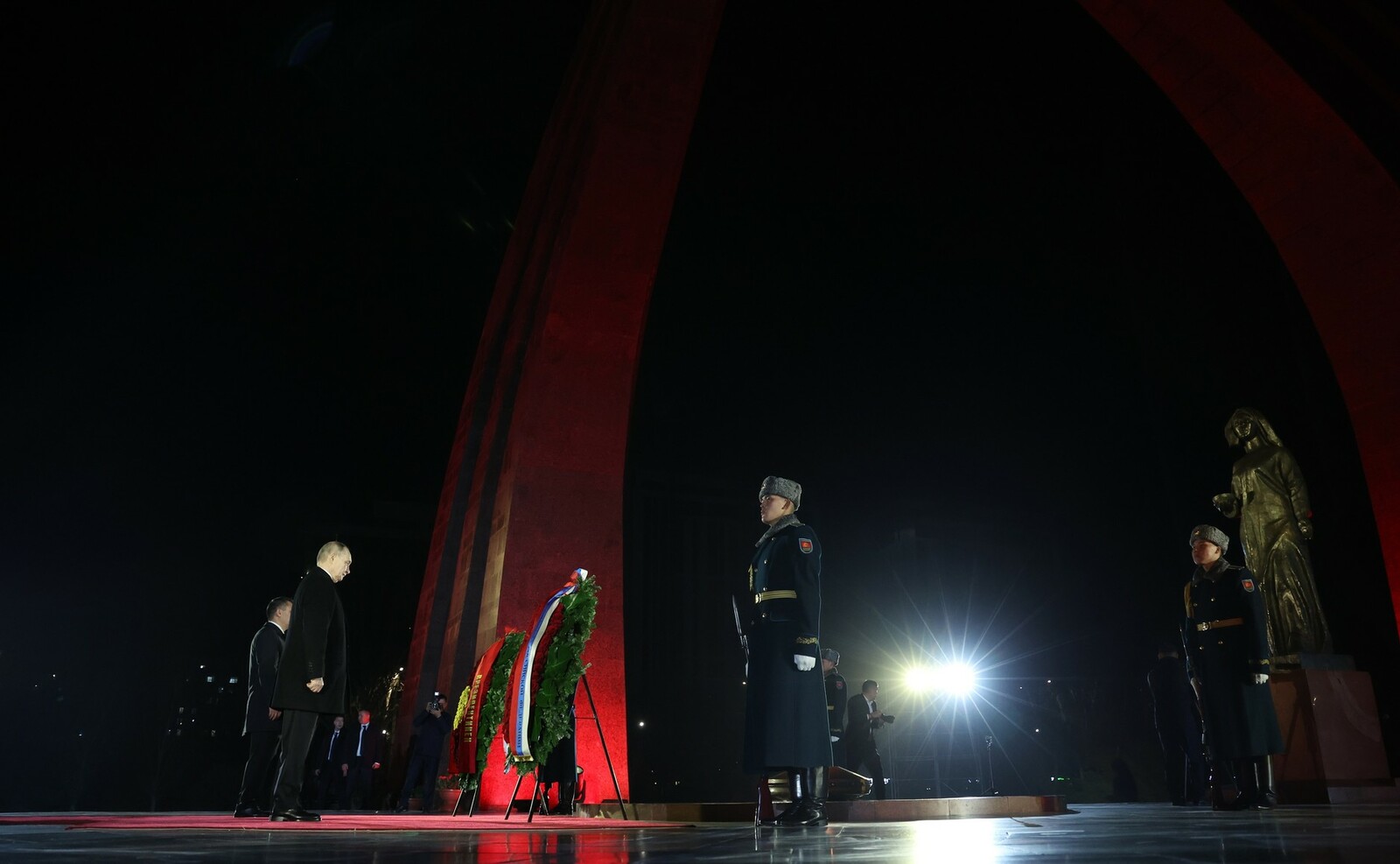 Президенты России и Киргизии возложили венки к Вечному огню