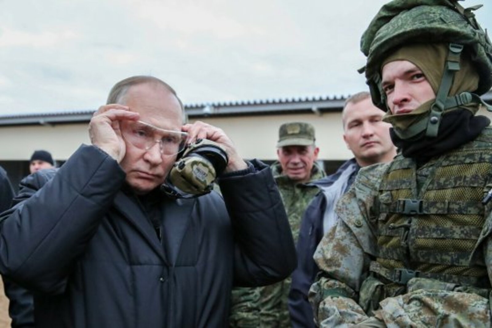 Песков рассказал про меткость Путина при стрельбе на полигоне
