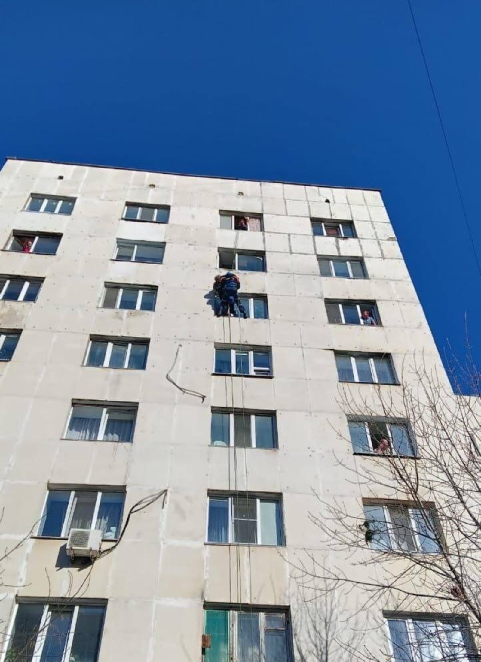 Весеннее обострение? Житель Башкирии в третий раз повис в окне многоэтажного дома