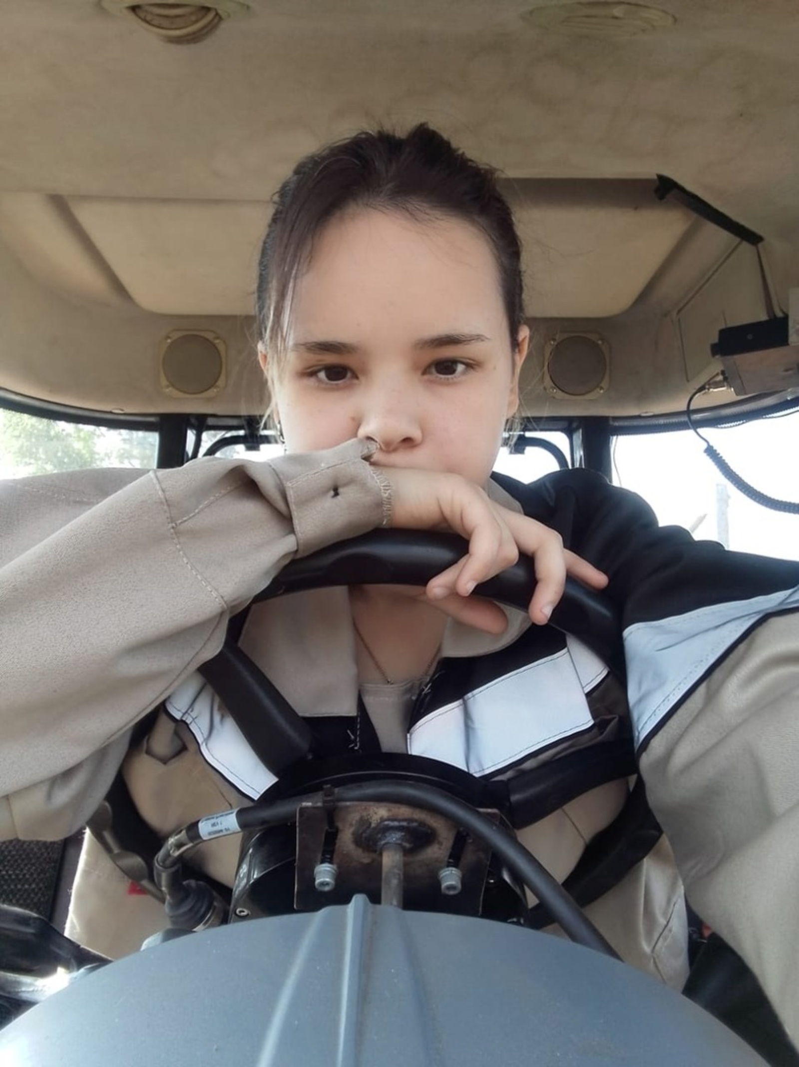 «В поле трудится она!»: руководитель Минтруда Башкирии рассказала о девушке-трактористке