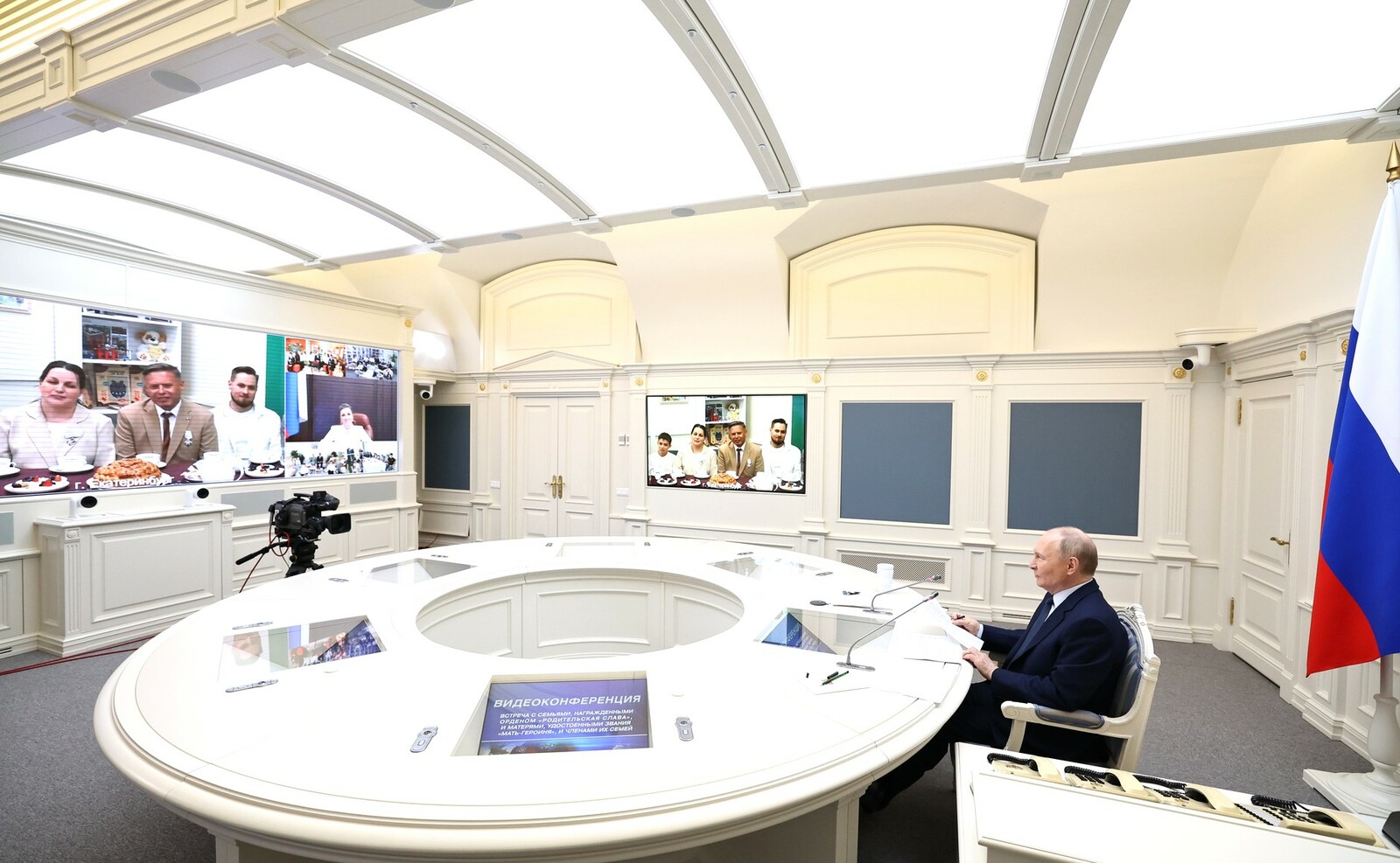 Путин встретился с семьями, награждёнными орденом «Родительская слава»