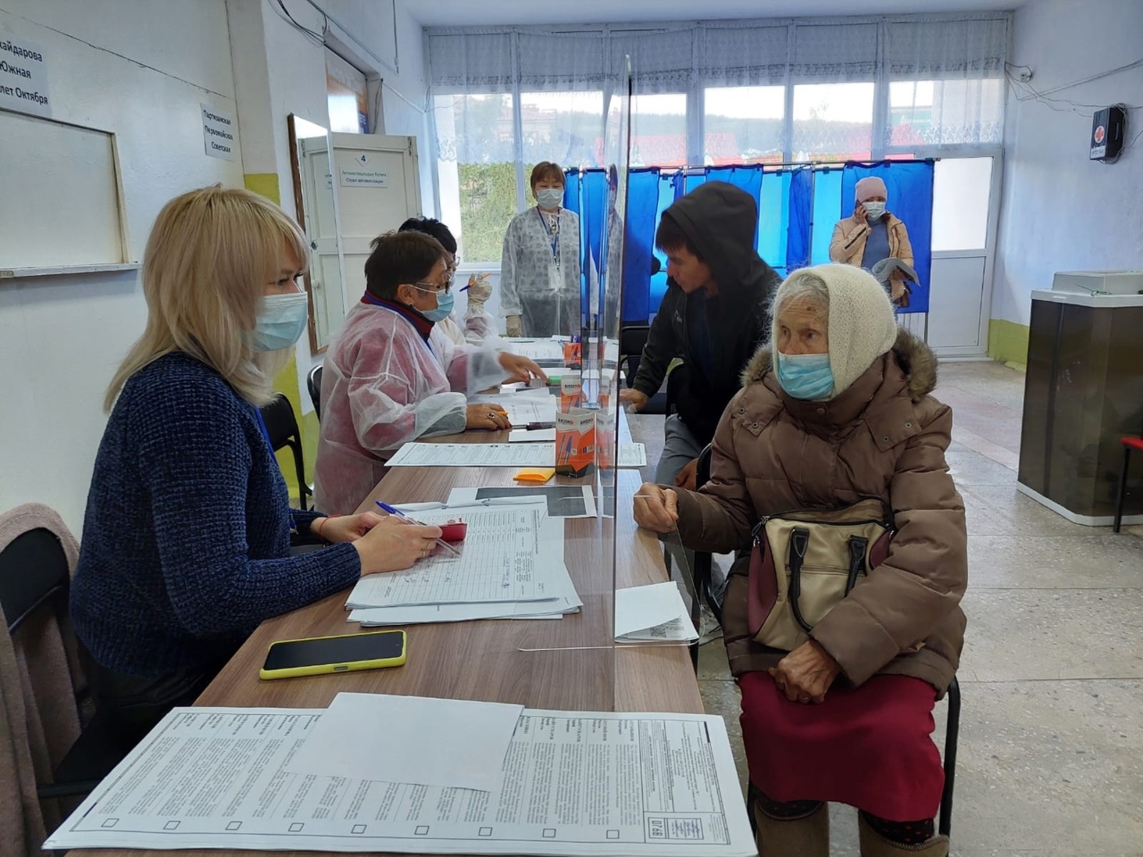 86-летняя Тамара Левченко из Абзелиловского района Башкирии лично пришла на свой избирательный участок