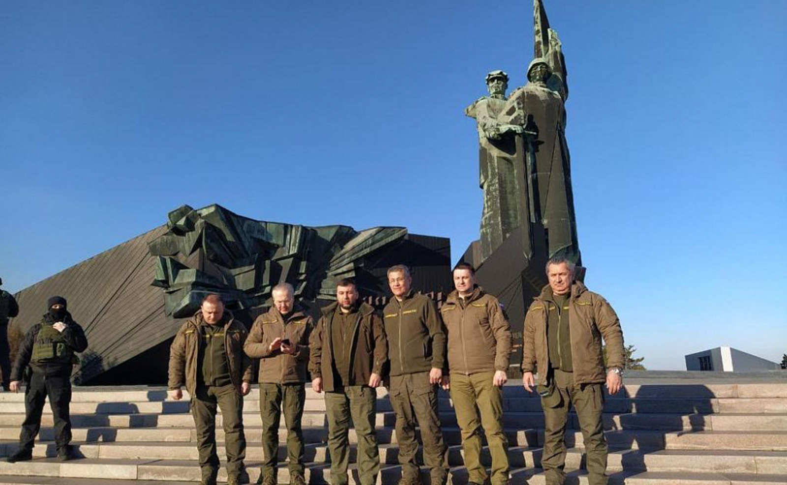 Радий Хабиров возложил цветы к Вечному огню в Донецке