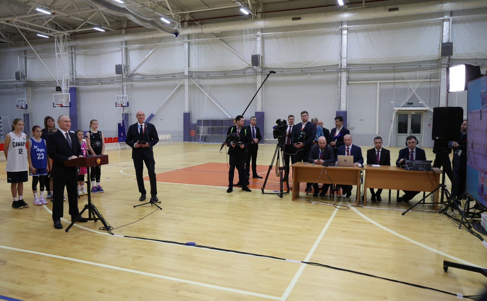 Президенту по видеосвязи презентовали ряд новых спортивных объектов