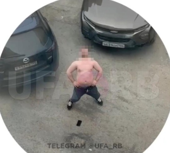 В Уфе полуголый неадекват избил школьника