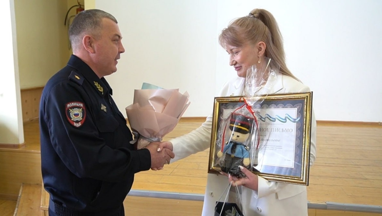 В Уфе директору школы вручили благодарность МВД Башкирии за спасение девочки