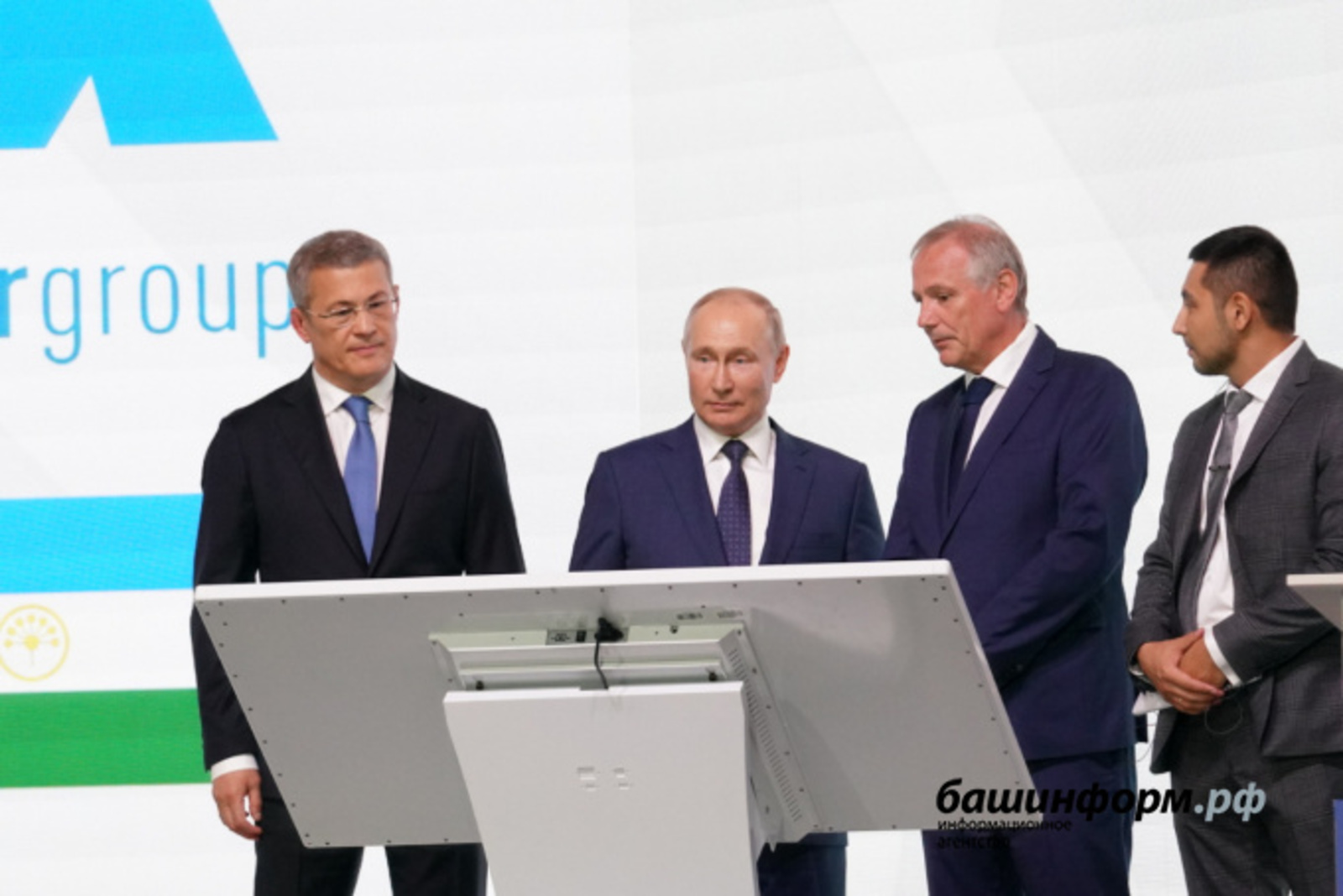 Президент России принял участие в запуске завода по производству белого цемента в Абзелиловском районе Башкирии