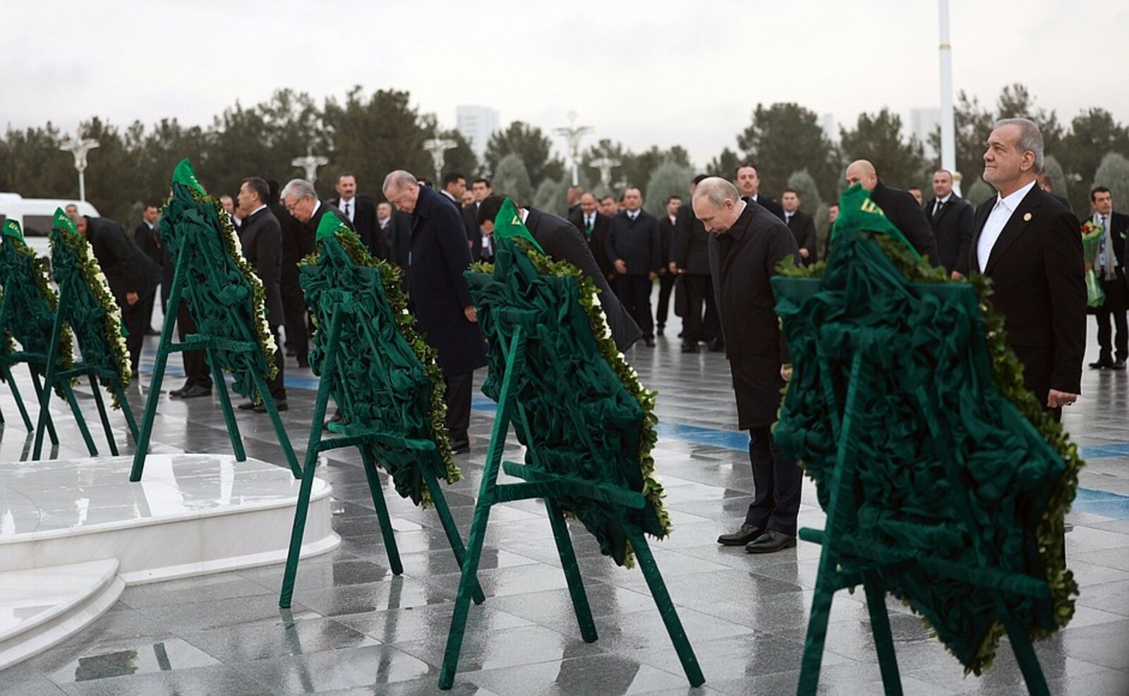 Путин участвовал в возложении венков к Монументу нейтралитета Туркменистана